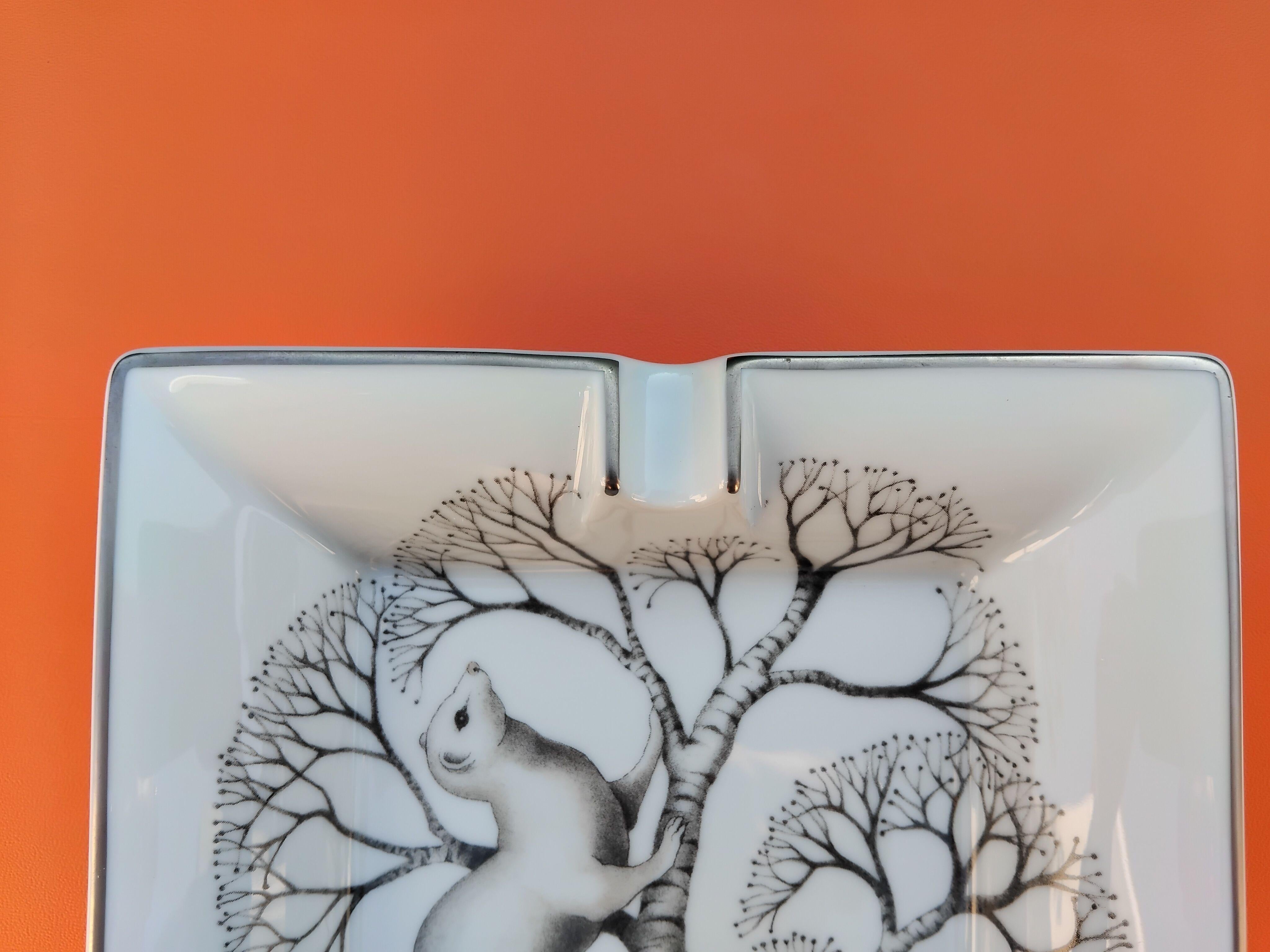 Hermès White Hermine Print Zigarren Aschenbecher ändern Tablett Porzellan und Platin im Angebot 1