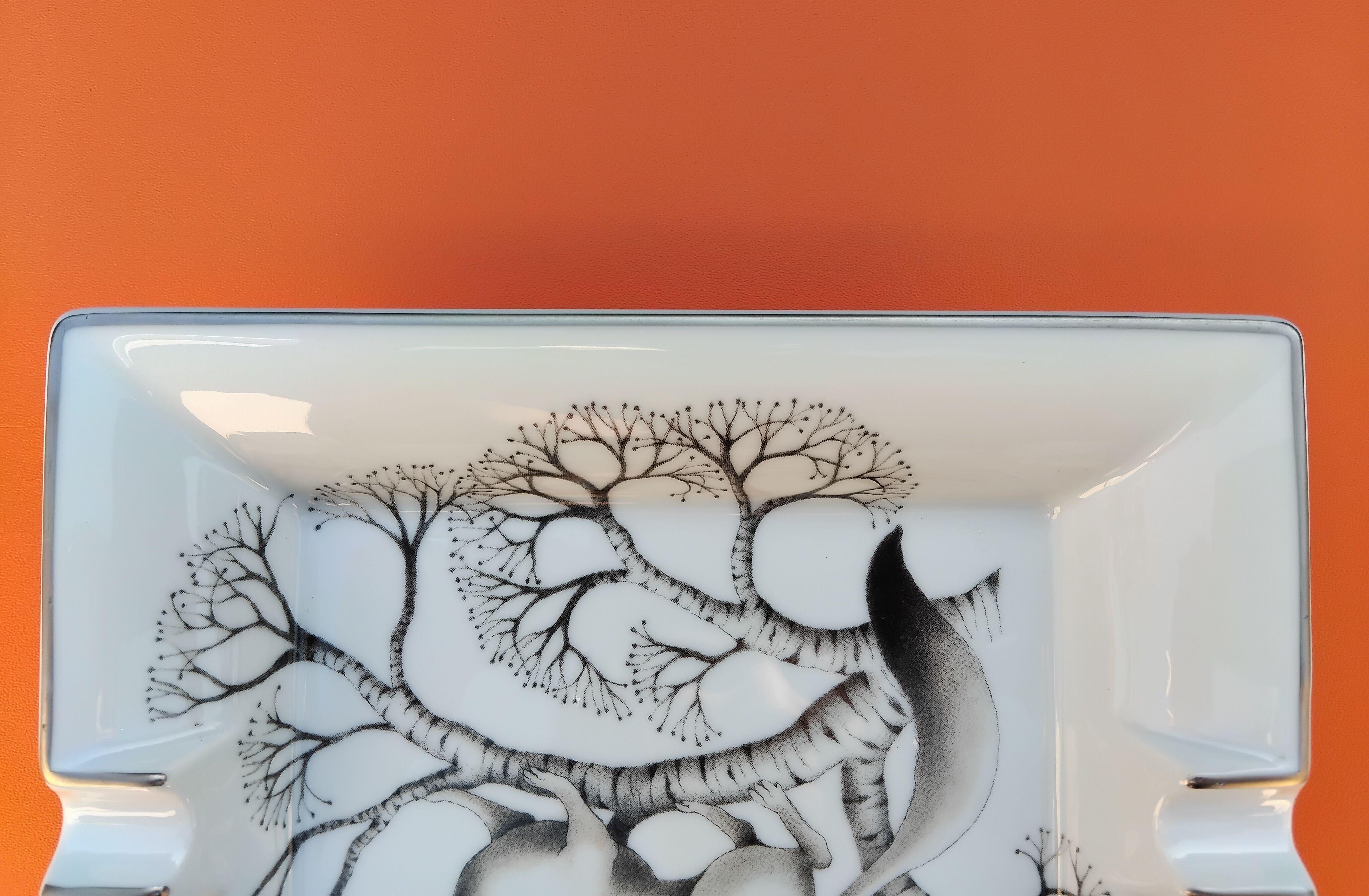 Hermès White Hermine Print Zigarren Aschenbecher ändern Tablett Porzellan und Platin im Angebot 2