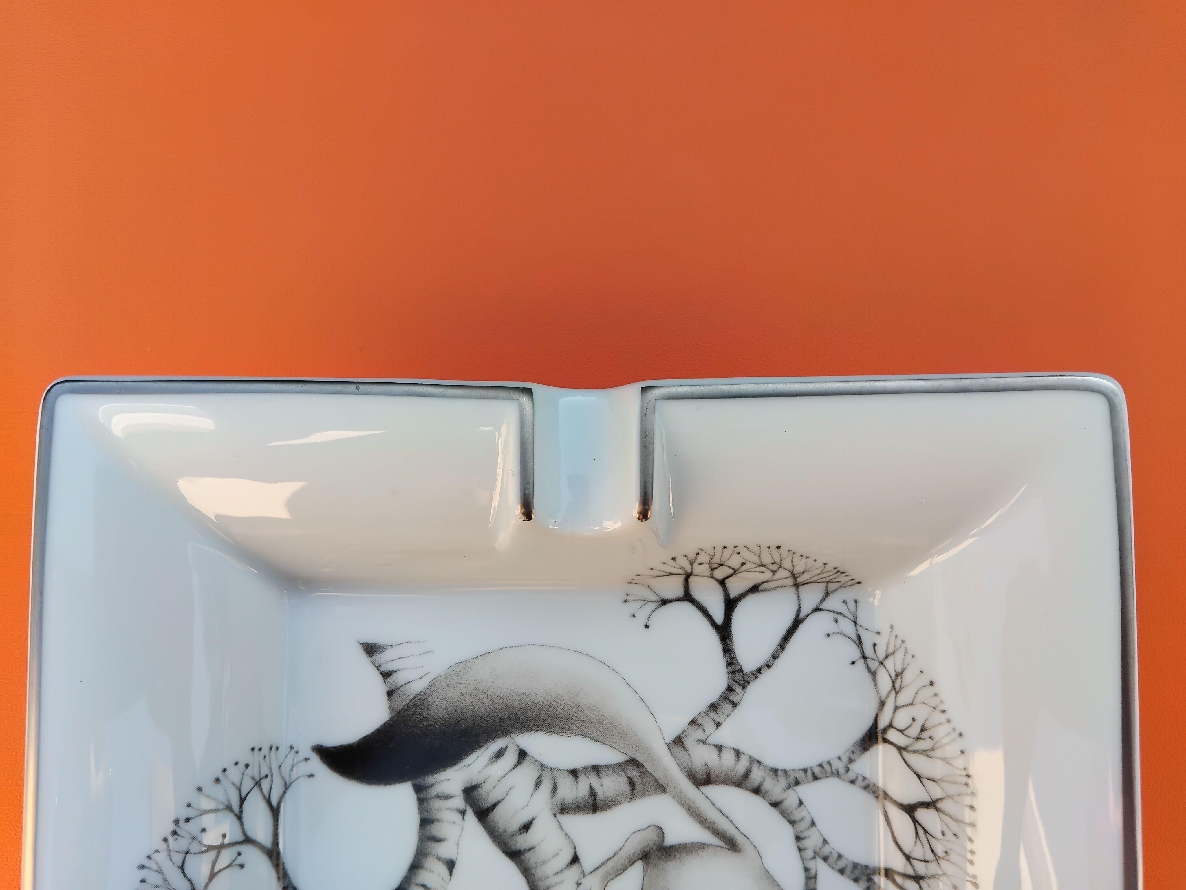 Hermès White Hermine Print Zigarren Aschenbecher ändern Tablett Porzellan und Platin im Angebot 3