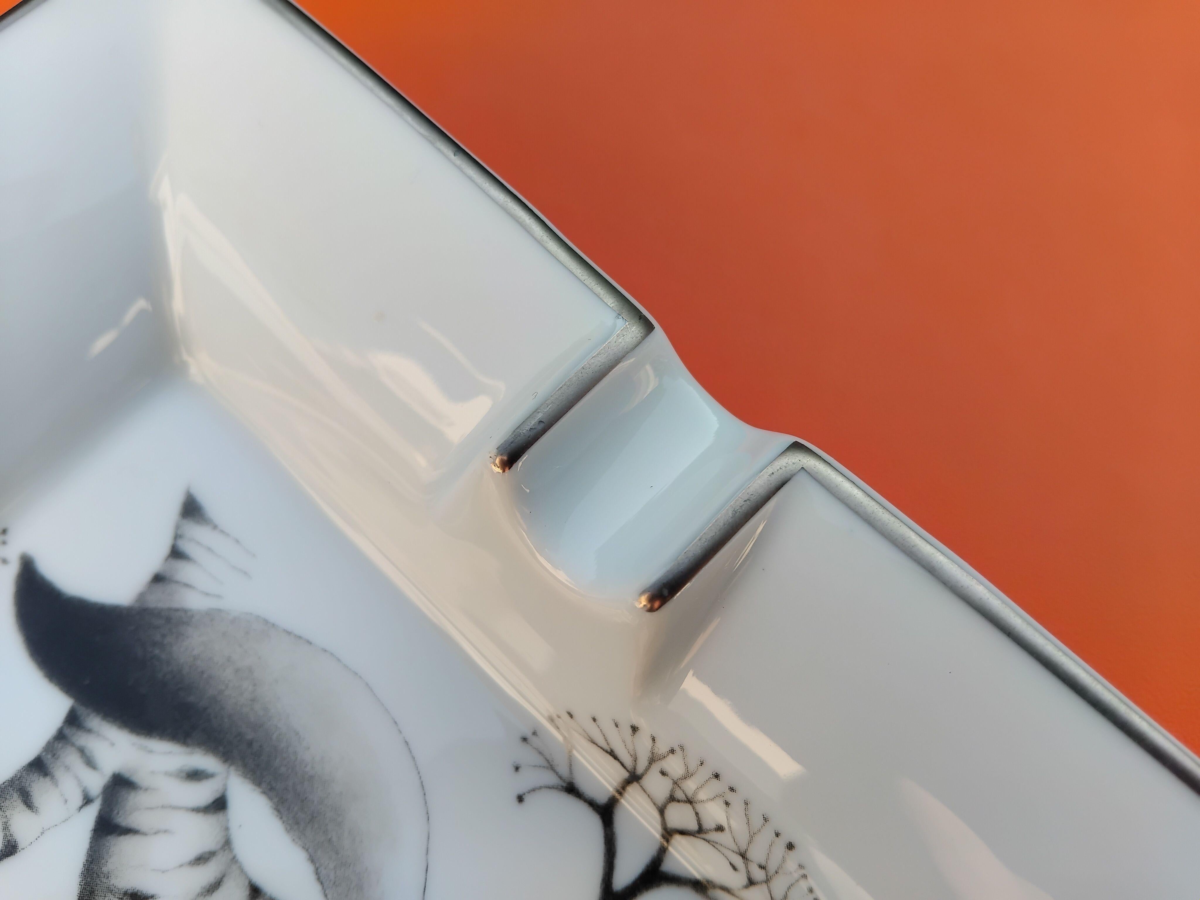 Hermès White Hermine Print Zigarren Aschenbecher ändern Tablett Porzellan und Platin im Angebot 4
