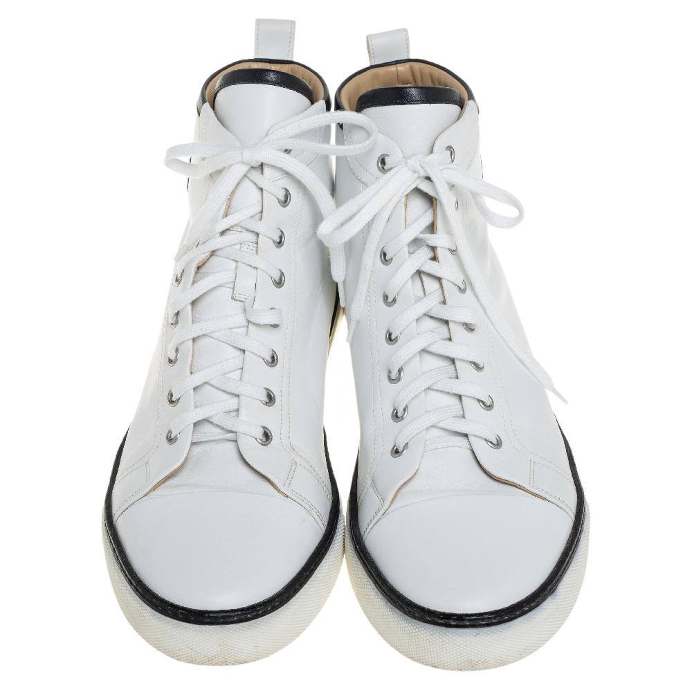 Let this pair of high-top Hermès sneakers elevate your style this season. Crafted from white leather, these sneakers feature round toes and lace-ups on the vamps. They have been detailed with the logo on the sides and made comfortable with
