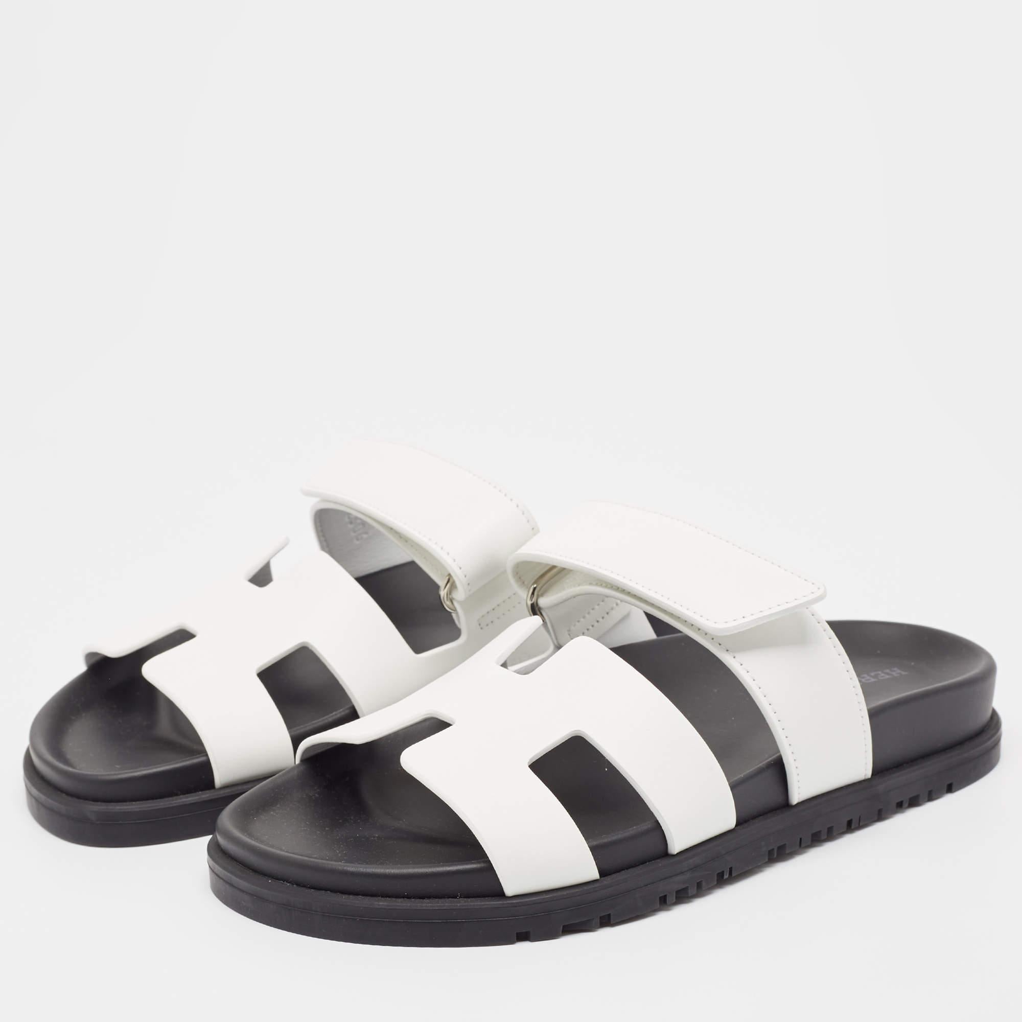 Frame your feet with these Hermes Chypre flats. Created using the best materials the flats are perfect with short midi and maxi hemlines.