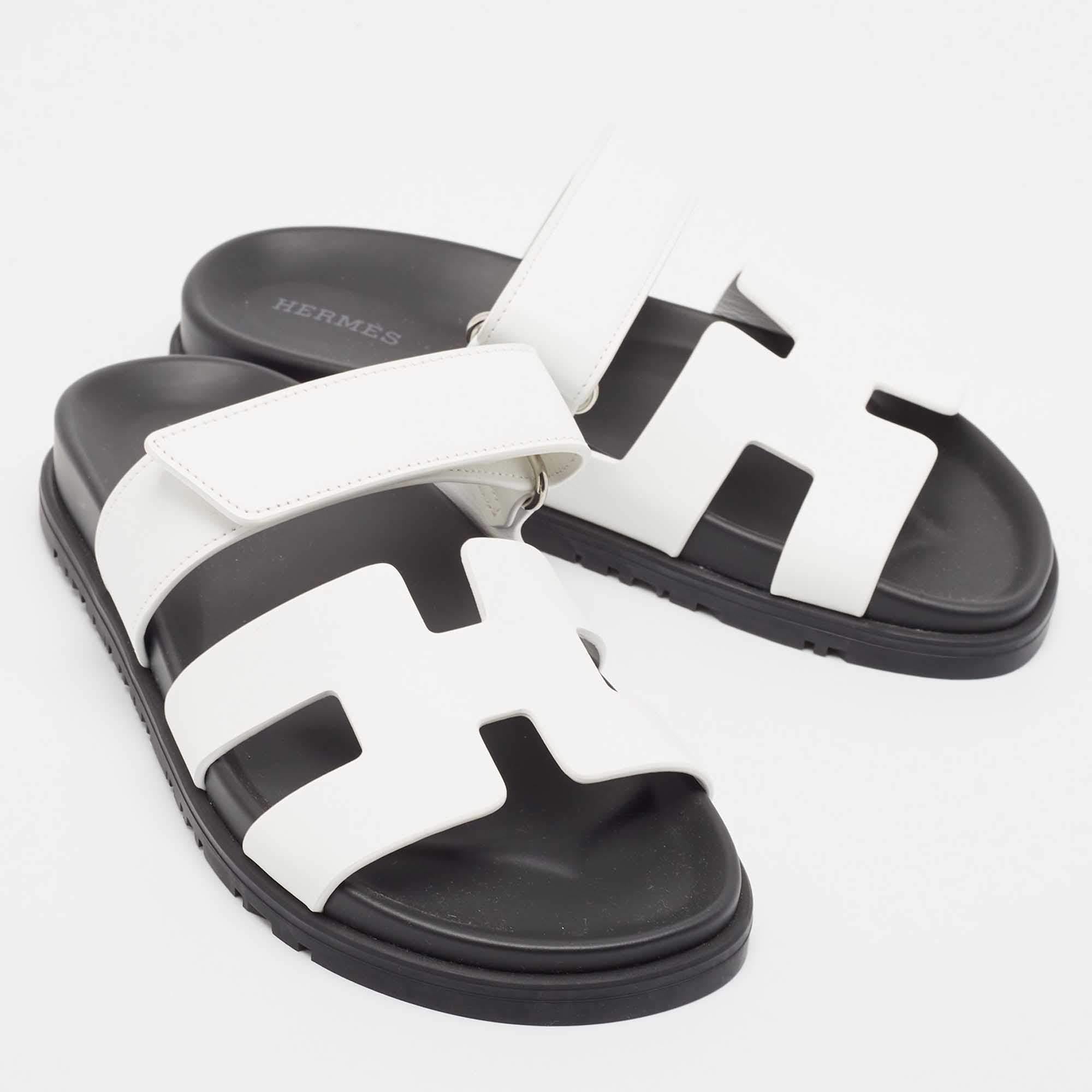 Hermes White Leather Chypre Sandals Size 35.5 In New Condition In Dubai, Al Qouz 2
