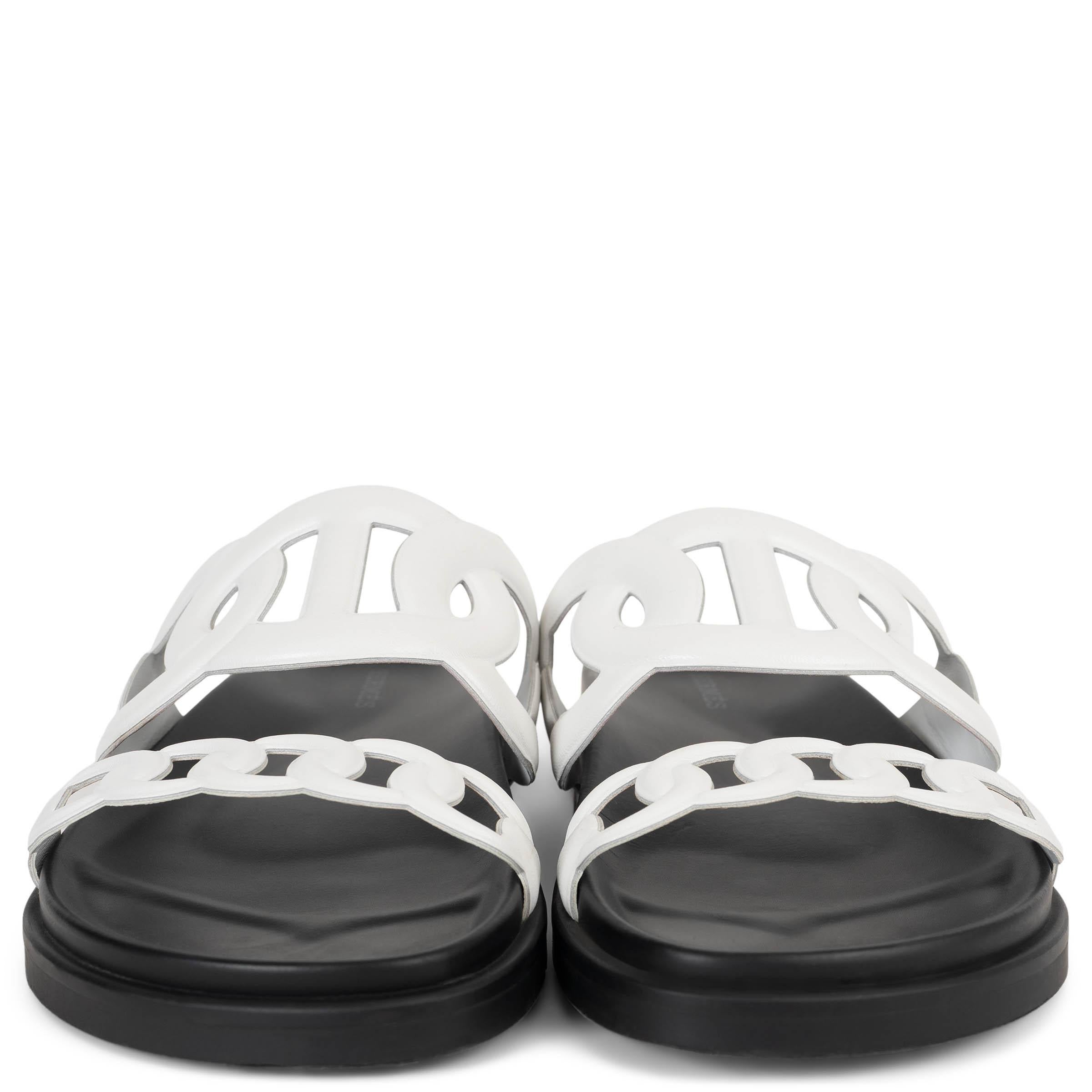 Estas sandalias deslizables 100% auténticas Hermès Extra de piel en blanc (blanco) son el epítome de la elegancia sin esfuerzo. Confeccionados en suave piel de primera calidad, presentan una silueta elegante y minimalista que encarna la