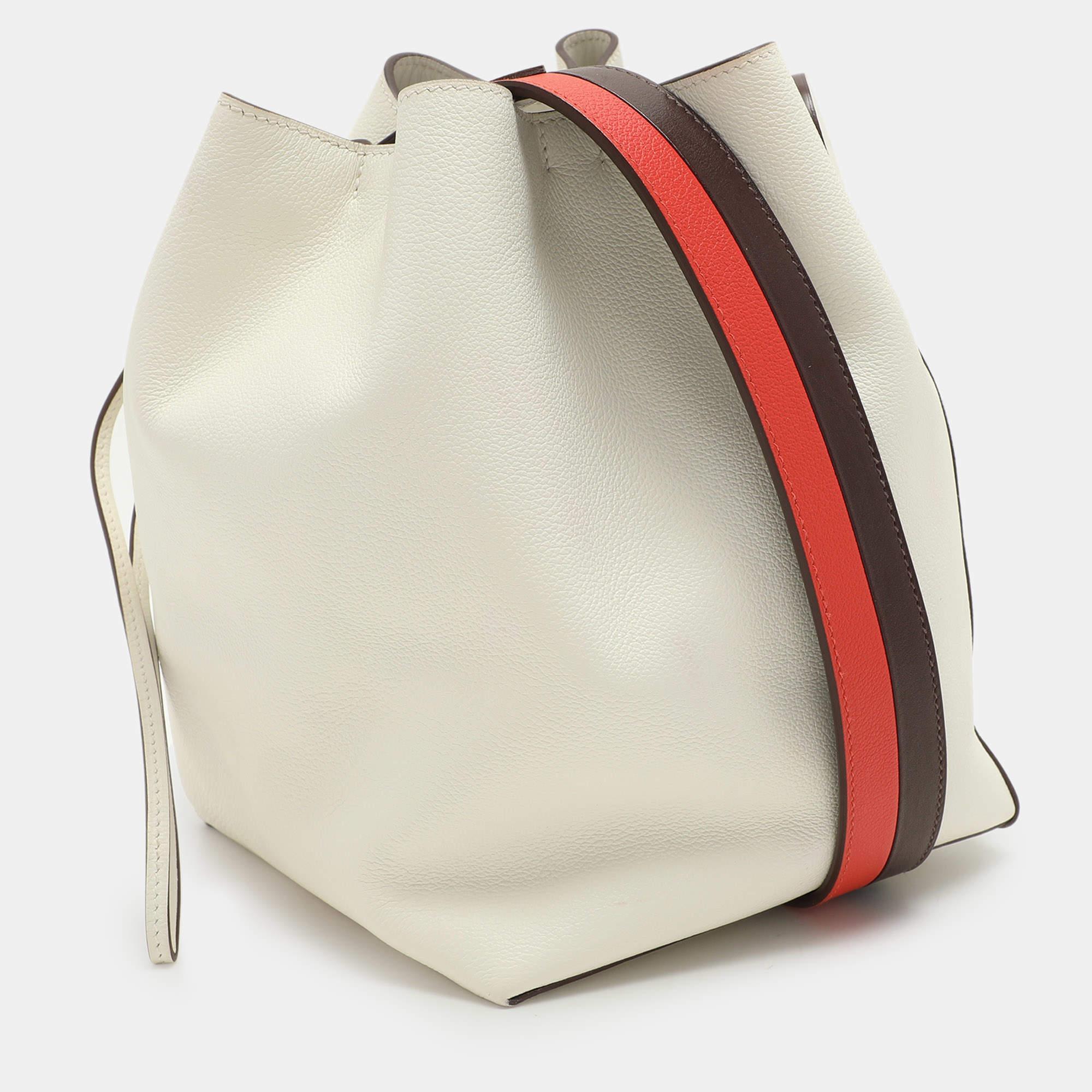 Hermes White Leather Licol 17 Bucket Bag In Good Condition For Sale In Dubai, Al Qouz 2