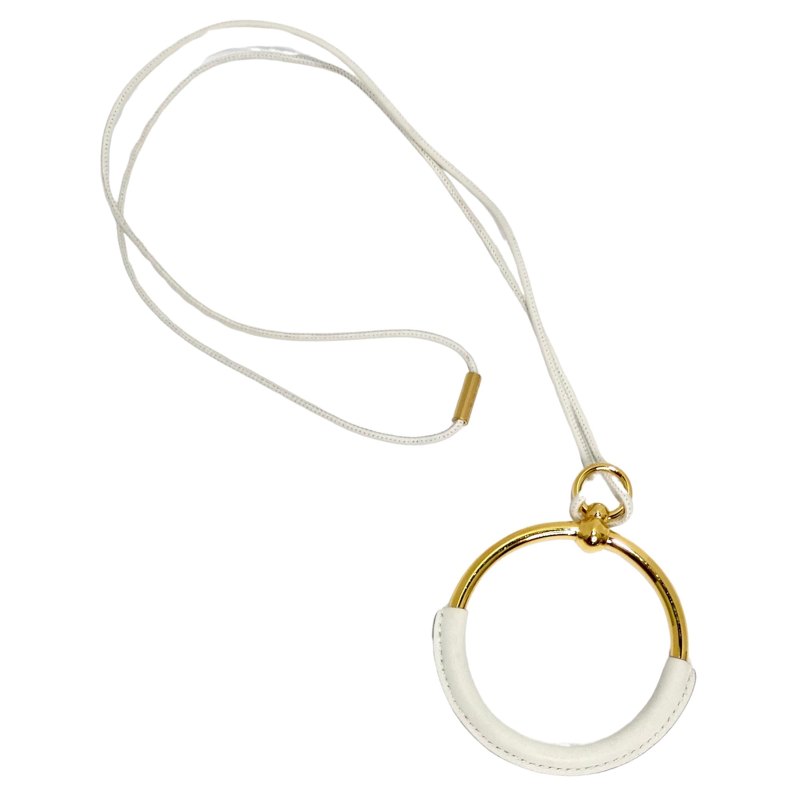 Ne manquez pas le collier à pendentif Looping en cuir blanc Hermès - une pièce chic, unique et intemporelle ! Élevez votre style avec le collier à pendentifs en cuir blanc Hermes, un mélange étonnant de chic, de design moderne et d'élégance