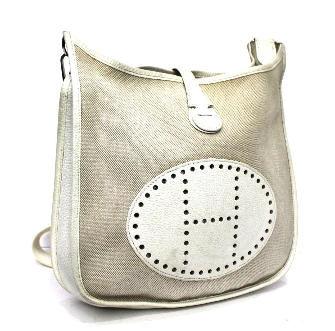 Hermès shoulder bag in canvas and white leather with silver hardware. Closing with leather buckle, internally quite large. It shows some signs of wear.