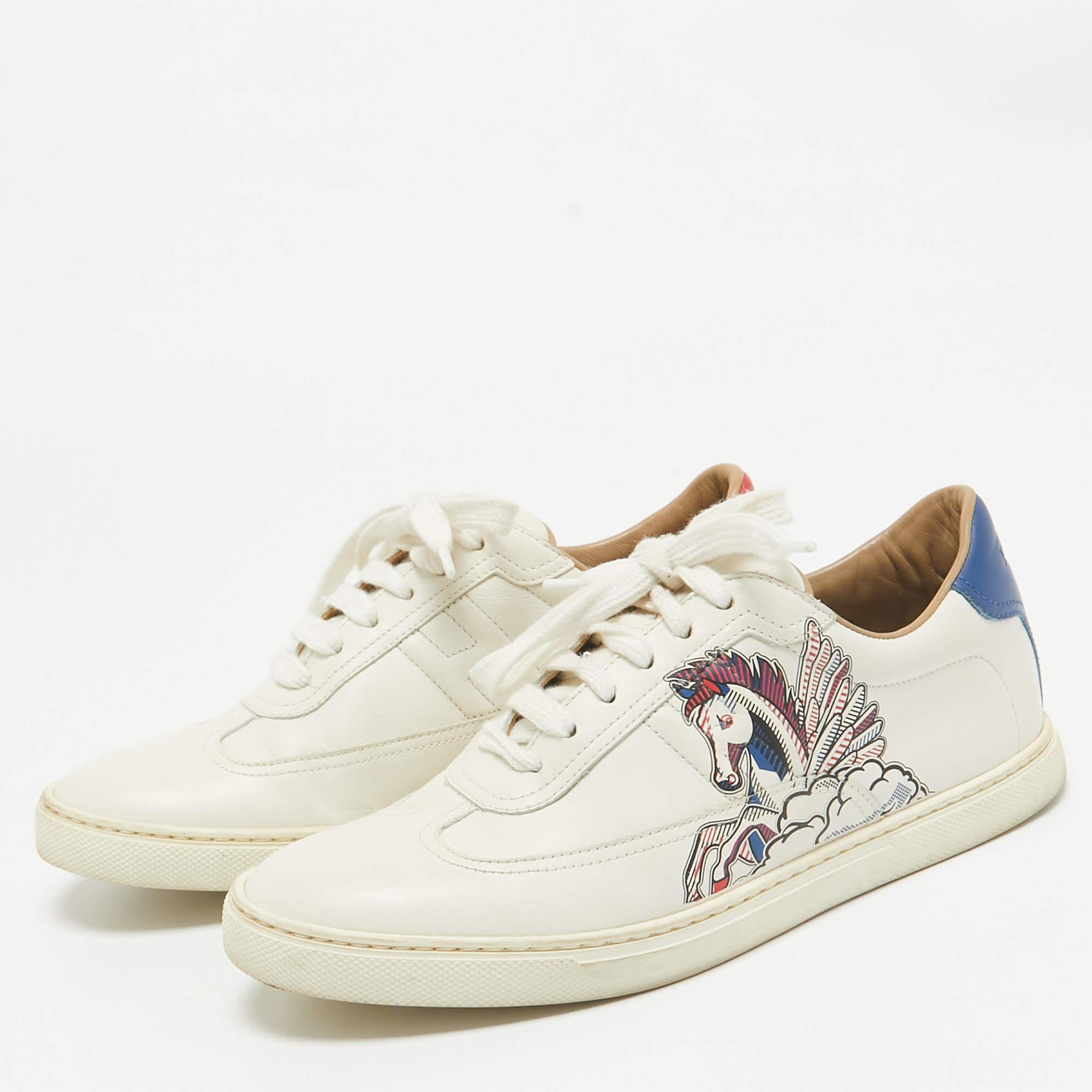 Aus dem Hause HermÃ©s  Diese Quicker-Sneakers sind eine tolle Ergänzung für Ihre Luxus-Sammlung. Sie sind aus weißem Leder gefertigt  die mit einem mehrfarbigen PÃ©gase-Pop-Print hervorgehoben wird. Ihre niedrige Silhouette zeichnet sich durch die