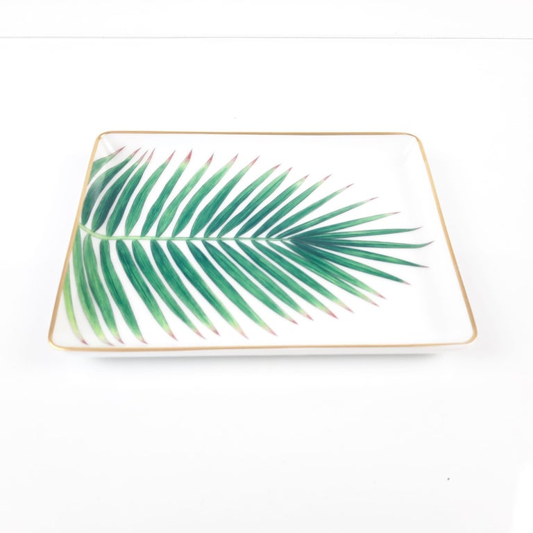 Tray in porcelain.