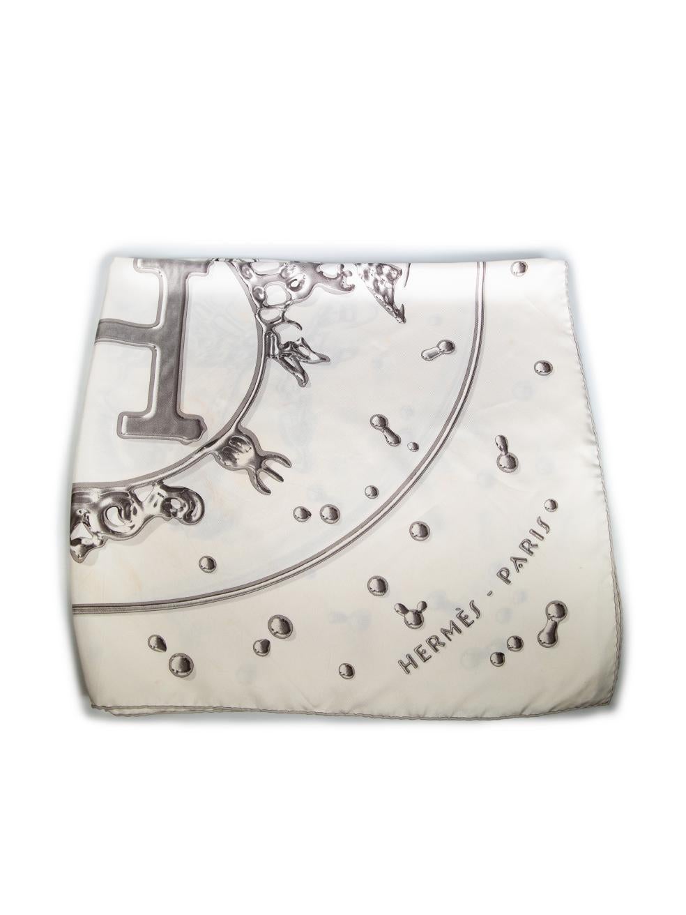 CONDITION is Good. General wear to scarf is evident. Moderate signs of wear with discolouration throughout the scarf on this used Hermès designer resale item. This item comes with original box.



Details


Carre 90

White

Silk

Square scarf

Horse