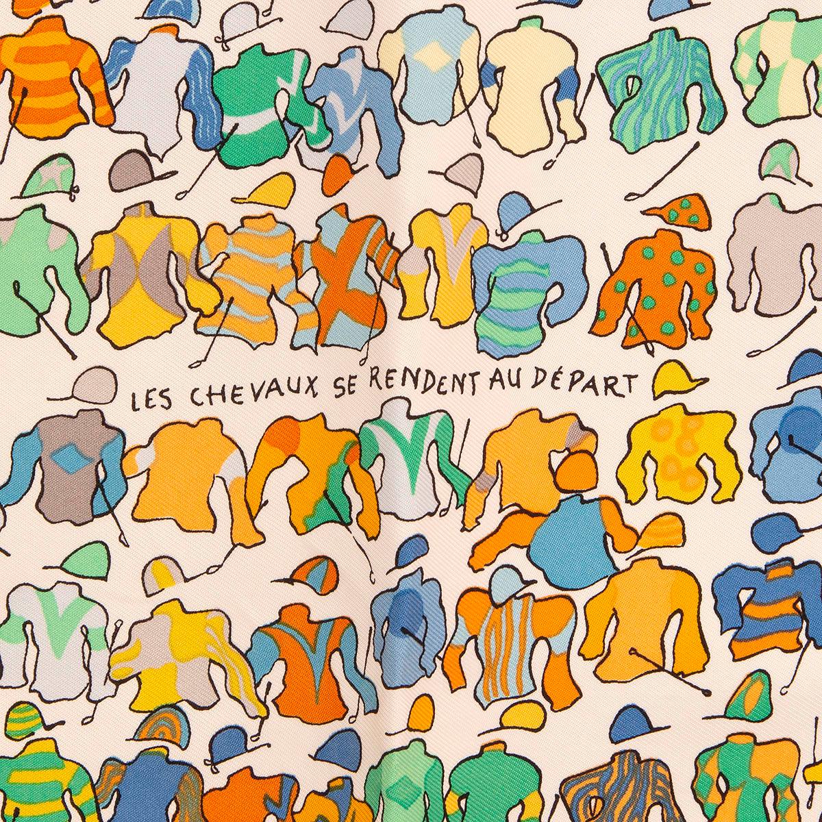 100% authentique écharpe Hermès Les Chevaux Se Rendent Au Départ 45 en blanc et orange avec des détails en vert, bleu, jaune et gris. A été porté et est en excellent état. 

Mesures
Largeur	45cm (17.6in)
Longueur	45cm (17.6in)

Toutes nos annonces