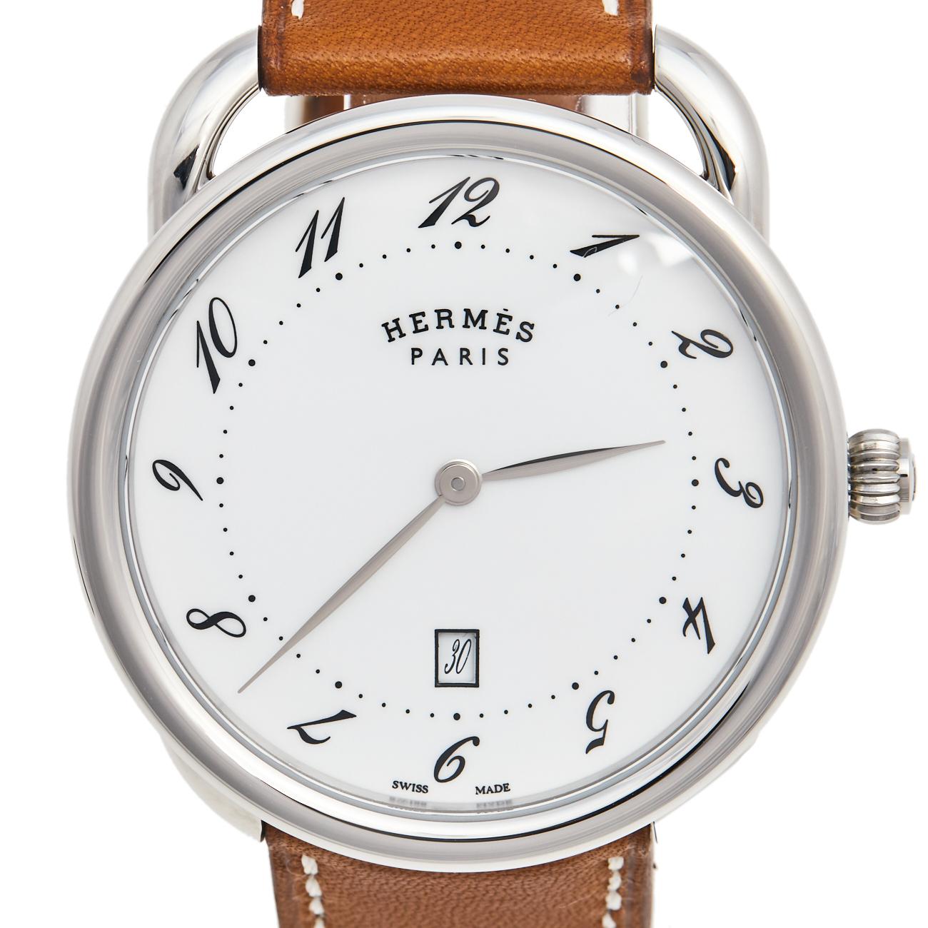 Hermes’ Arceau is a must-have piece in your coveted watch collection. It is designed to effortlessly deliver a luxurious appeal. The watch has a stainless steel case with a smooth bezel and a white dial that is easily readable. A comfortable leather