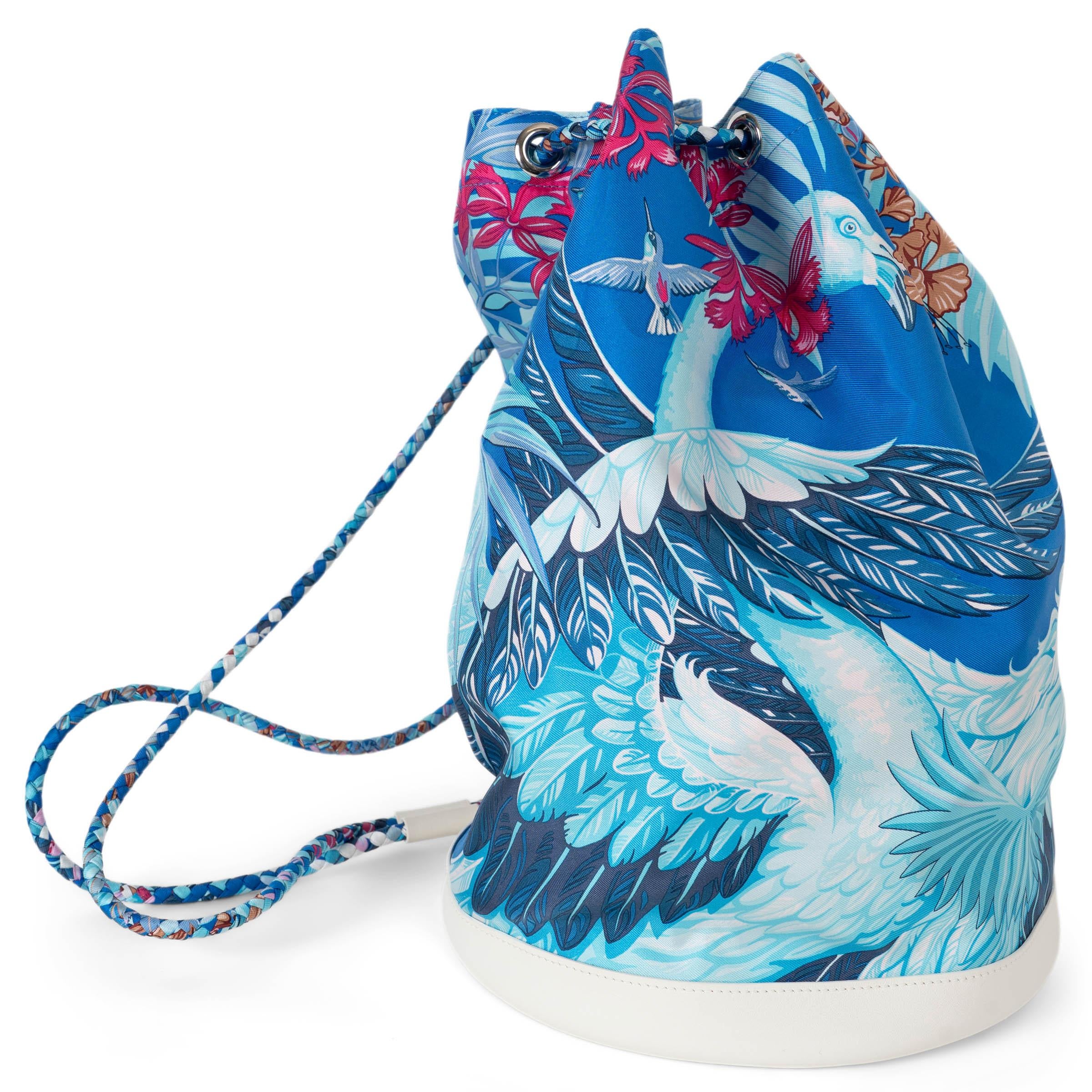Ce petit sac en soie Swift Flamingo Party Small Soie Cool de Hermès en Mykonos et blanc, 100% authentique, est une pièce de collection rare et ultra-chic. Confectionné en luxueuse soie imprimée Flamingo Party dans un bleu Mykonos éclatant, il est