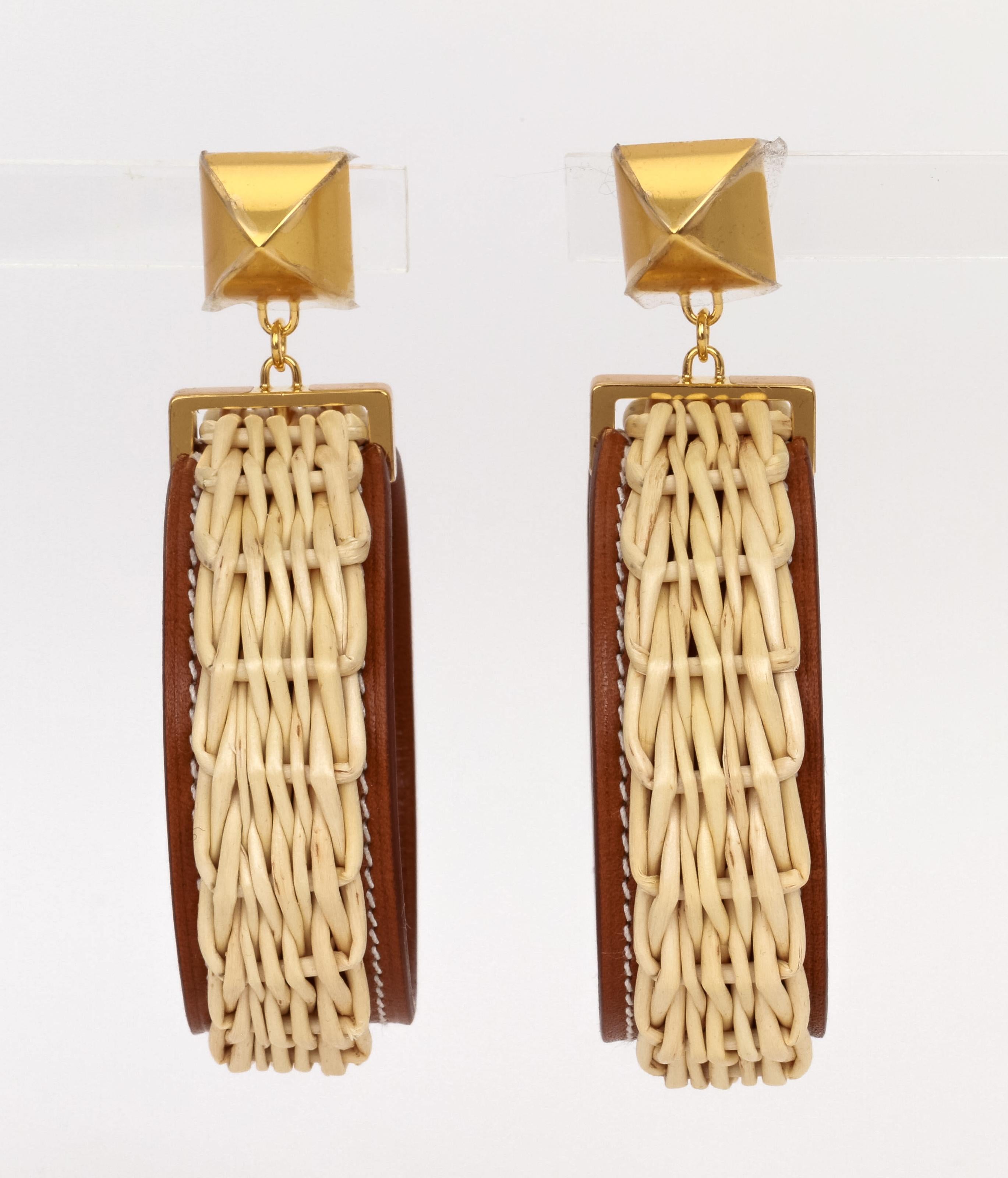 HERMES Wicker Swift Medor Picnic Earrings. These stunning earrings are crafted of brown leather and whicker. Comes with original box and velvet pouch. Brand new in unused condition 