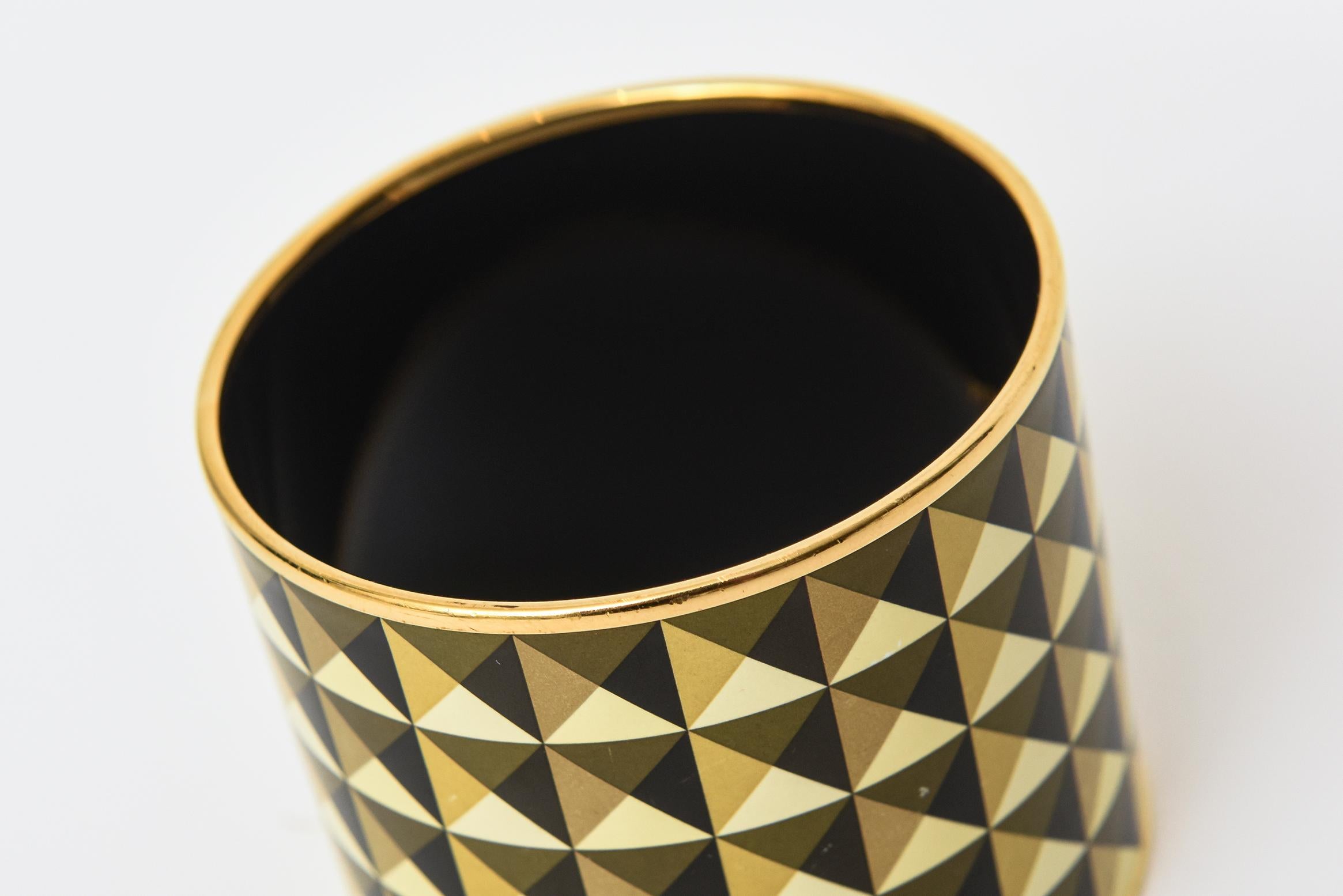 Moderne Hermes Wide Cuff Geometric Sculptural Bracelet émaillé noir, jaune et or en vente