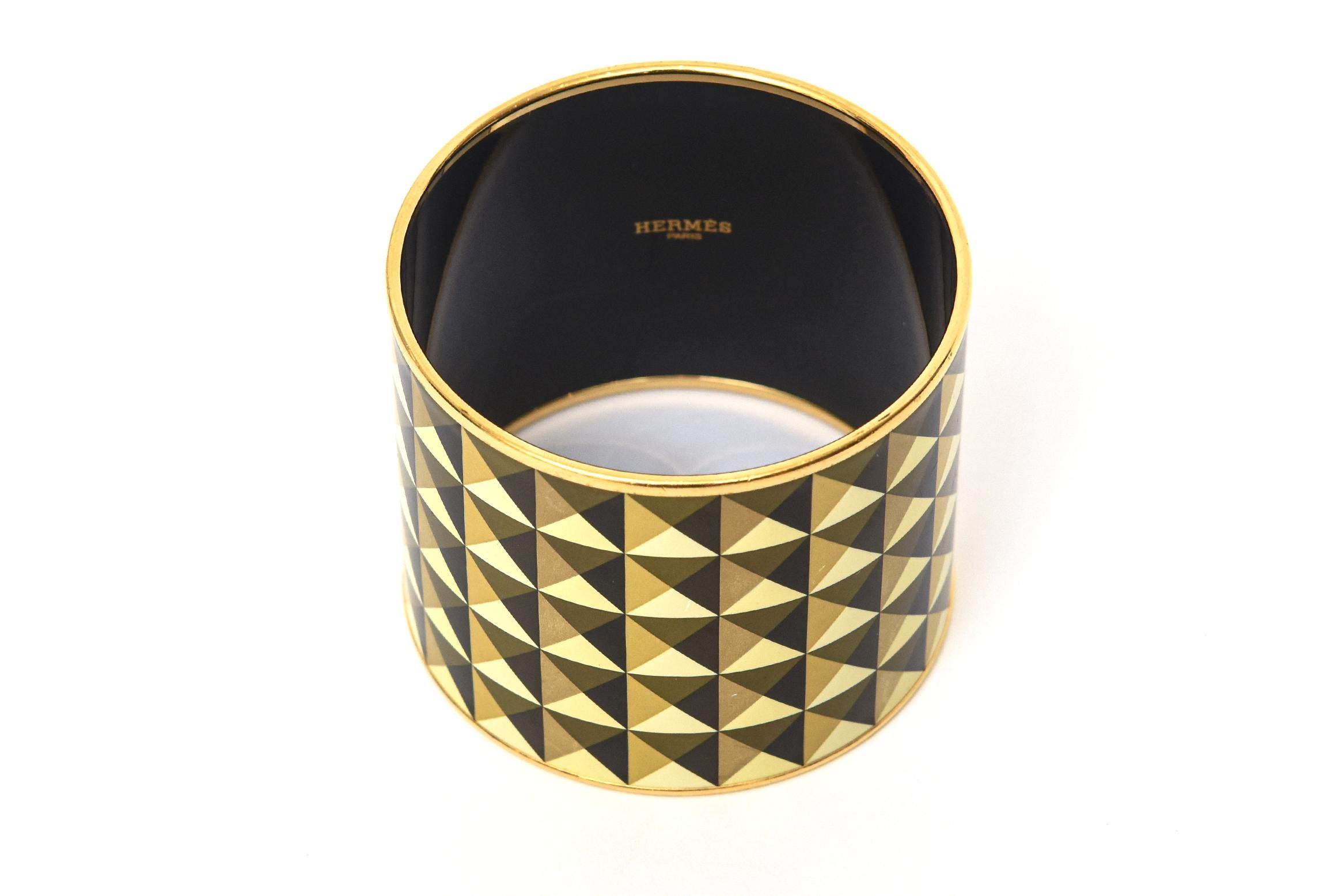 Hermes Wide Cuff Geometric Sculptural Bracelet émaillé noir, jaune et or Bon état - En vente à North Miami, FL