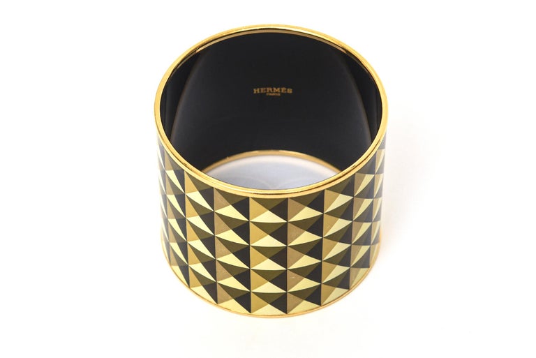 Hermes Wide Cuff Geometric Sculptural Black, Yellow, Gold Enameled Bracelet In Good Condition For Sale In North Miami, FL