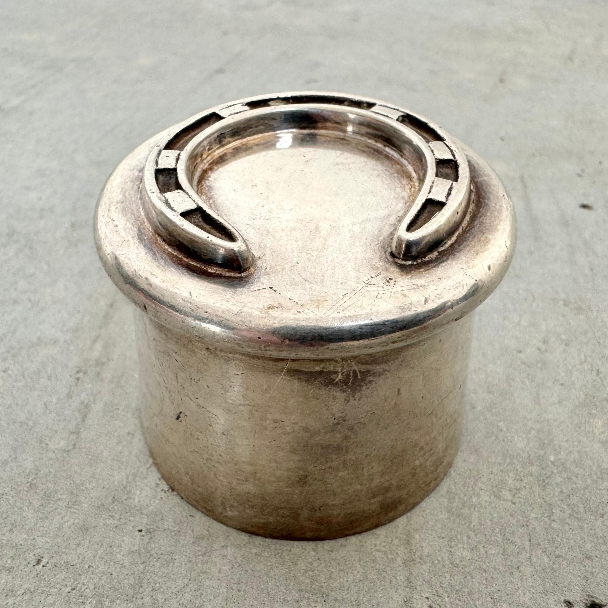 Magnifique bouchon de bouteille équestre Hermès vintage. Forme de fer à cheval sur le dessus et 