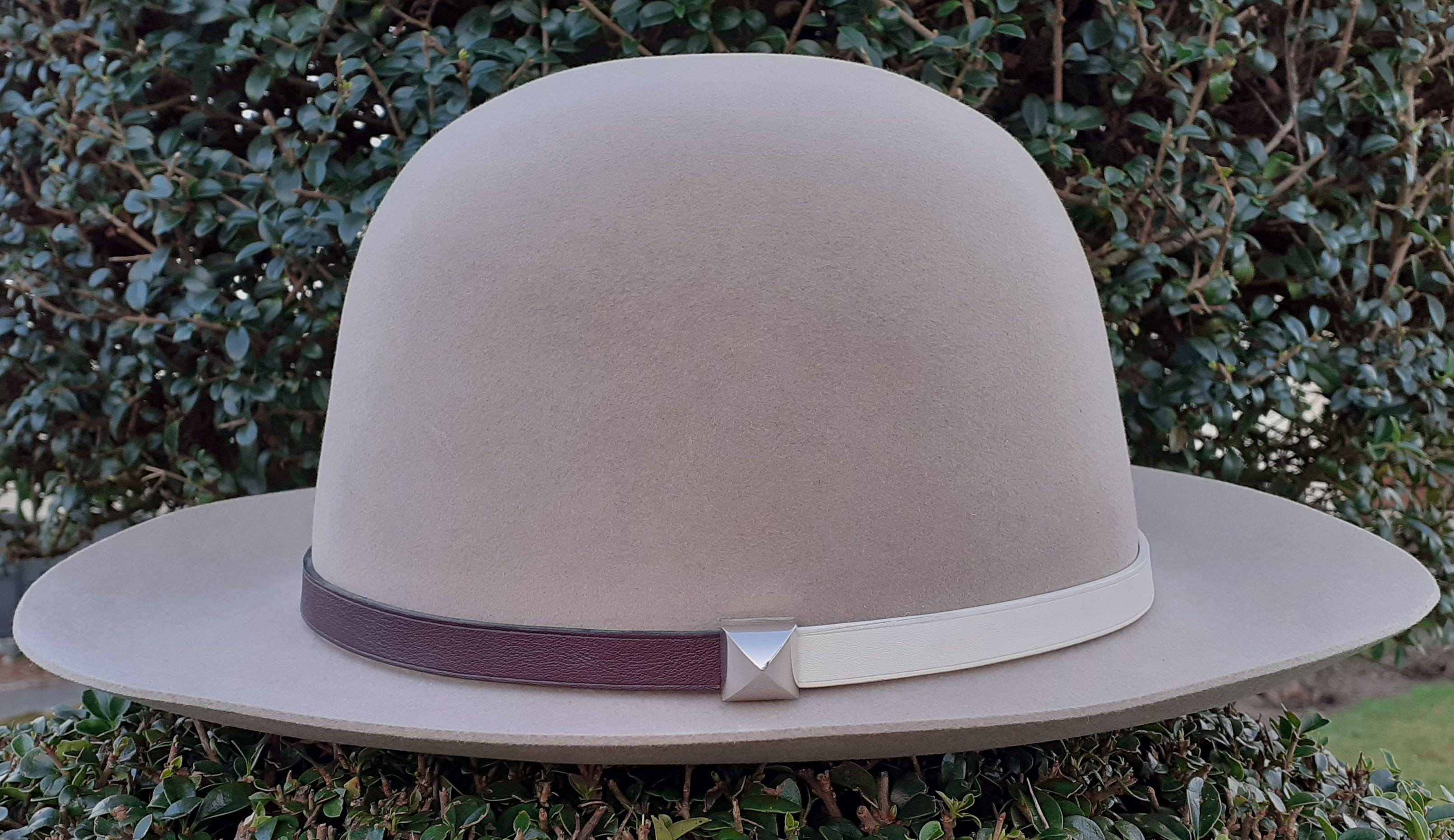 Gorgeous Authentic Hermès Hat

Made in France

Made of soft Felt

Adorned by a leather trim and a 