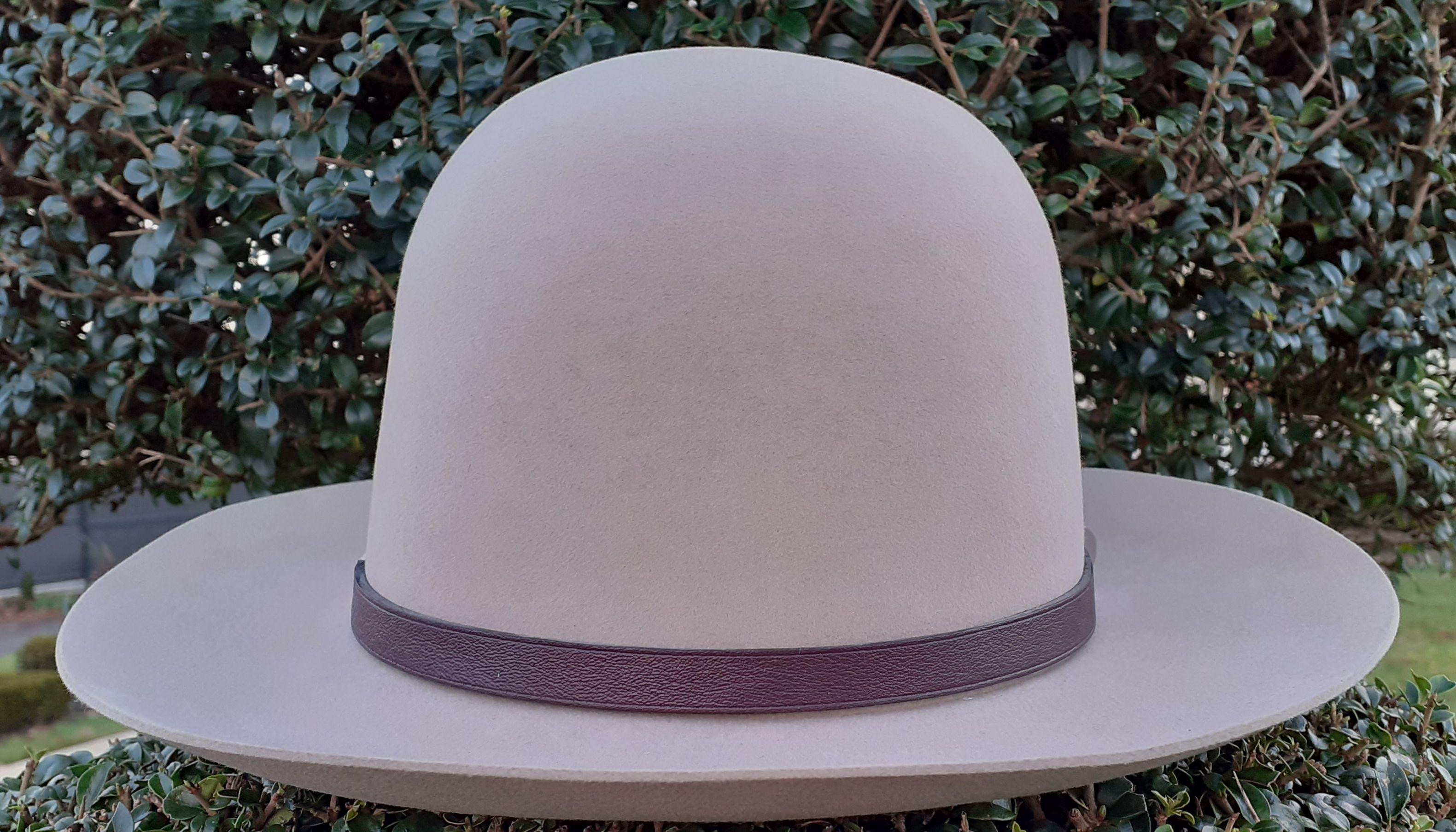 Brown Hermès Woman Felt Hat Burundy and Craie Leather Trim Clou Medor Size 57  For Sale