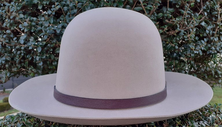 Hermès Woman Felt Hat Burundy and Craie Leather Trim Clou Medor Size 57  For Sale 1