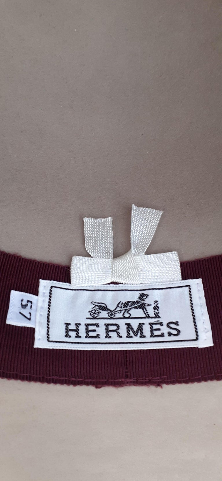 Hermès Woman Felt Hat Burundy and Craie Leather Trim Clou Medor Size 57  For Sale 2