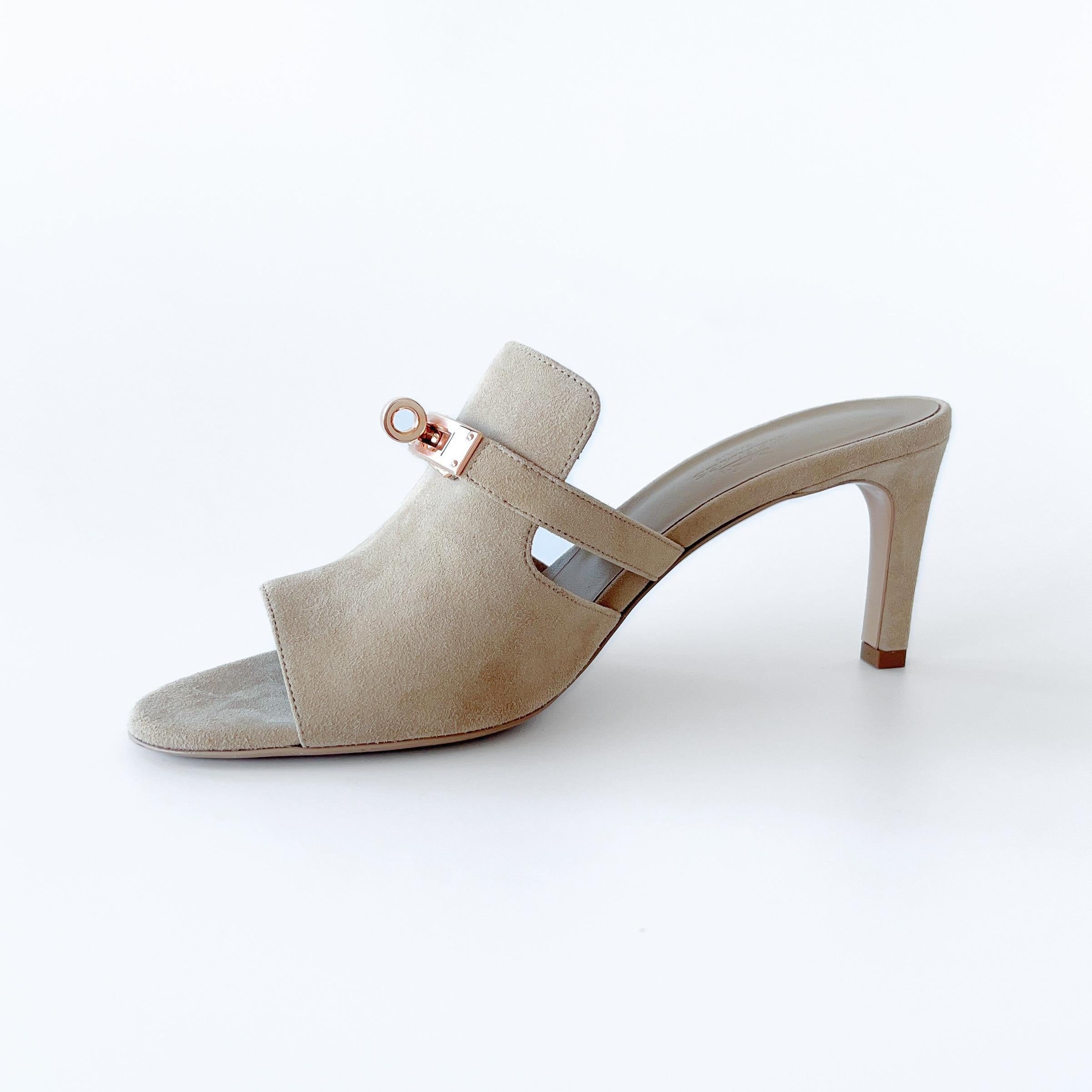 Shop these elegant Hermes Cute Sandals in Beige Argile Suede with a beige Sole. This pair of beautiful Hermes Cute Sandals come with a Rose Gold Plated buckle in the classic Kelly style. They are made to be true fitting to size. These are perfect