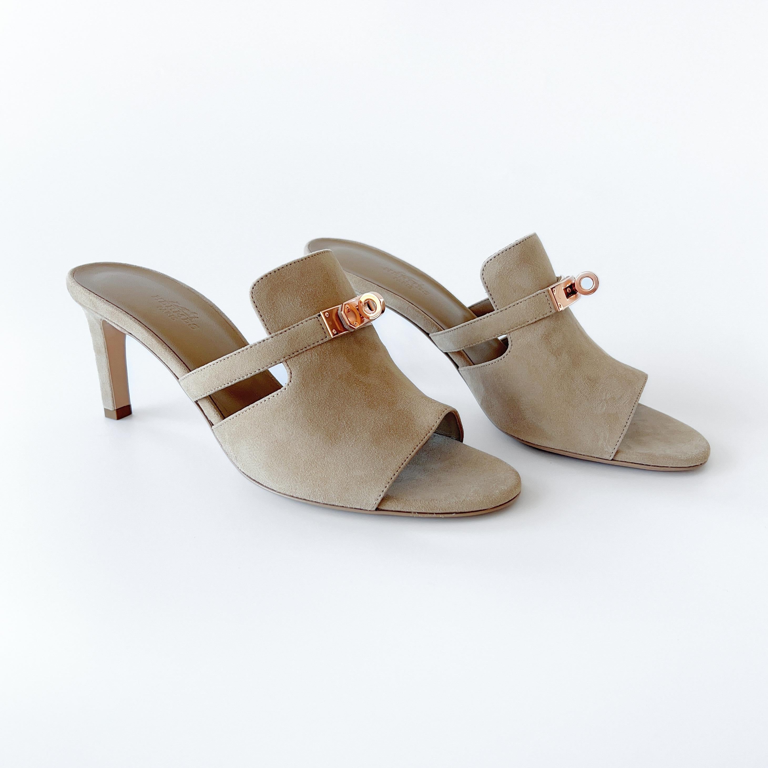 Hermes Women's Cute Sandals Beige Suede With A Rose Gold Buckle, Size 38.5 In New Condition In London, GB