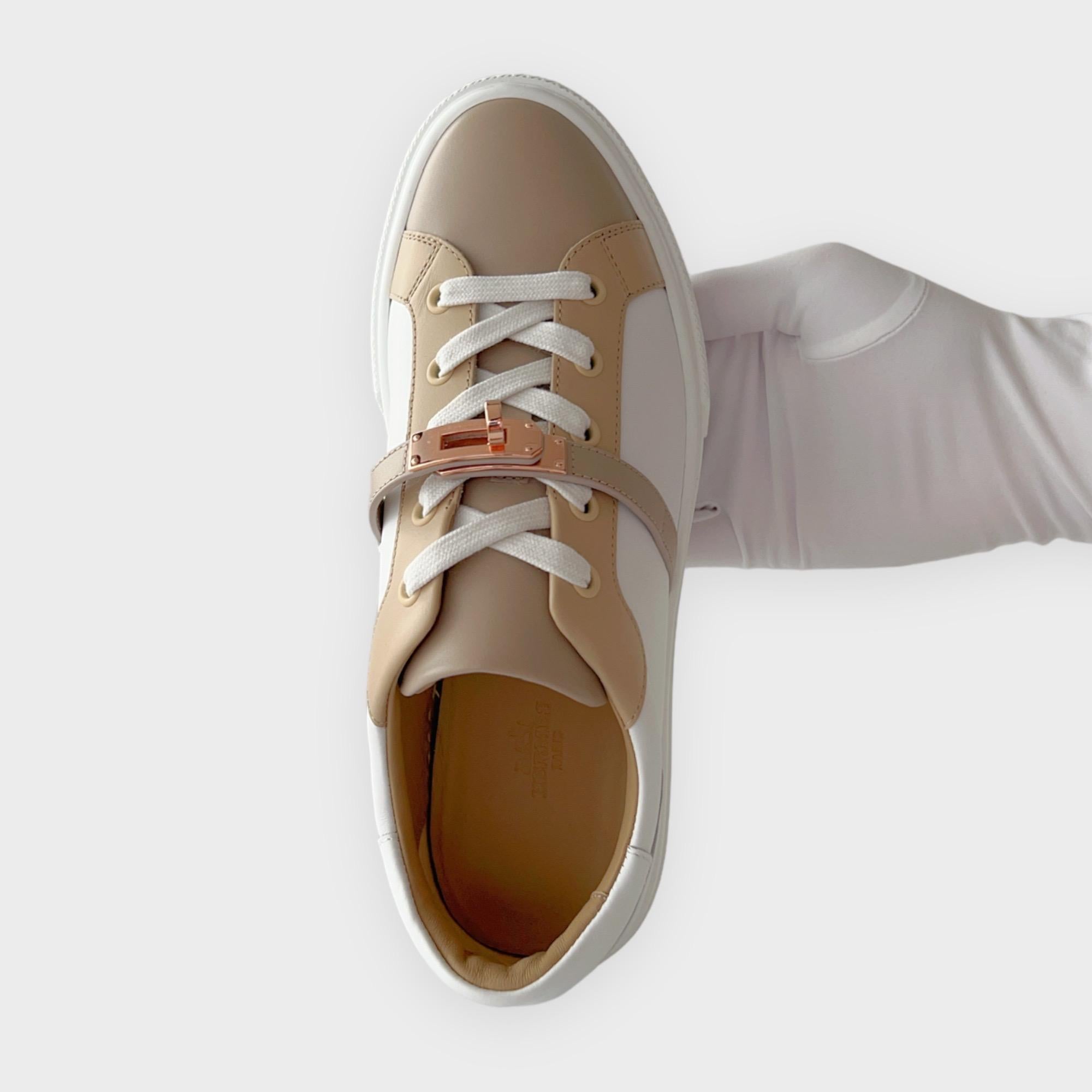 A stylish pair of the Hermes Day Sneaker in Multicolore Blanc (White And Beige) featuring the classic Kelly buckle in Rose Gold Plated Hardware. The soft calfskin leather creates a smart but modern look that you can wear throughout all seasons.