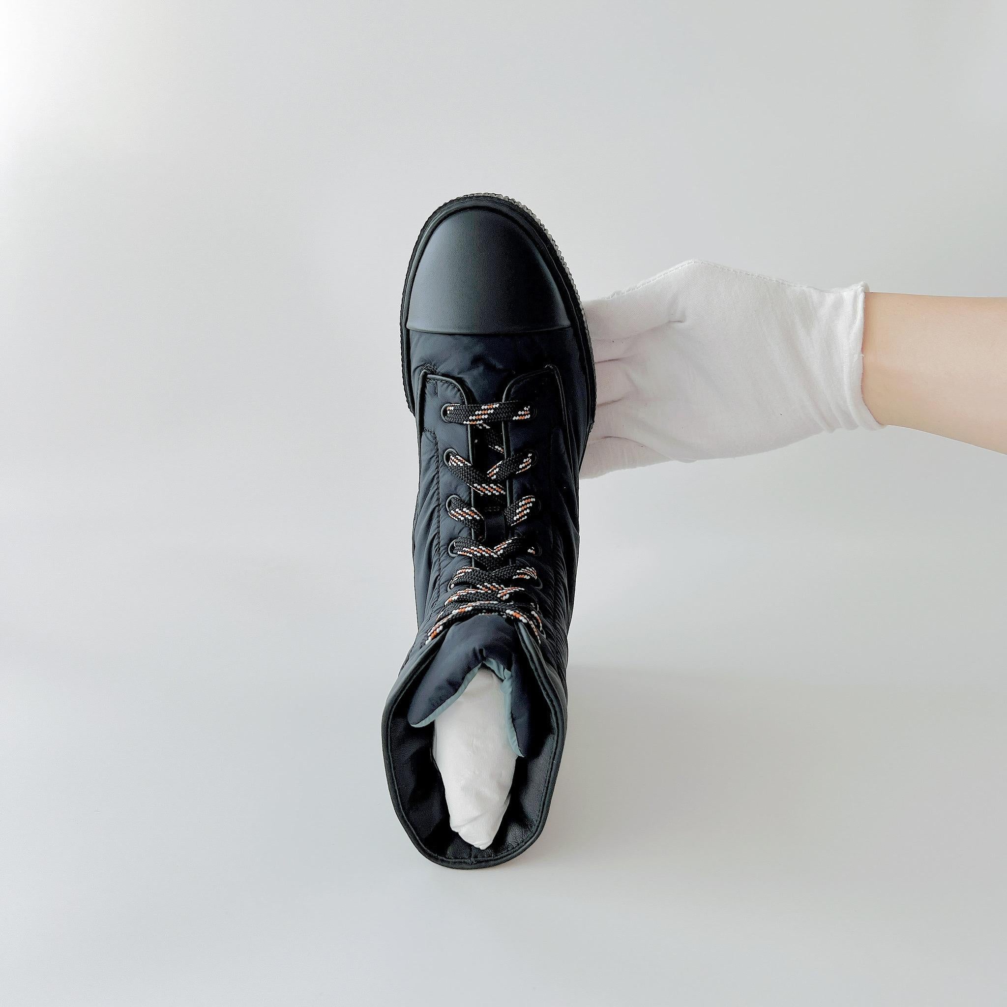 Achetez cette paire de bottines Hermes Fresh dans un tissu parachute doux et confortable, parfait pour garder vos pieds au chaud pendant l'hiver. Ces bottes sont modernes et élégantes, tout en étant robustes pour vos voyages en hiver. Les nouvelles