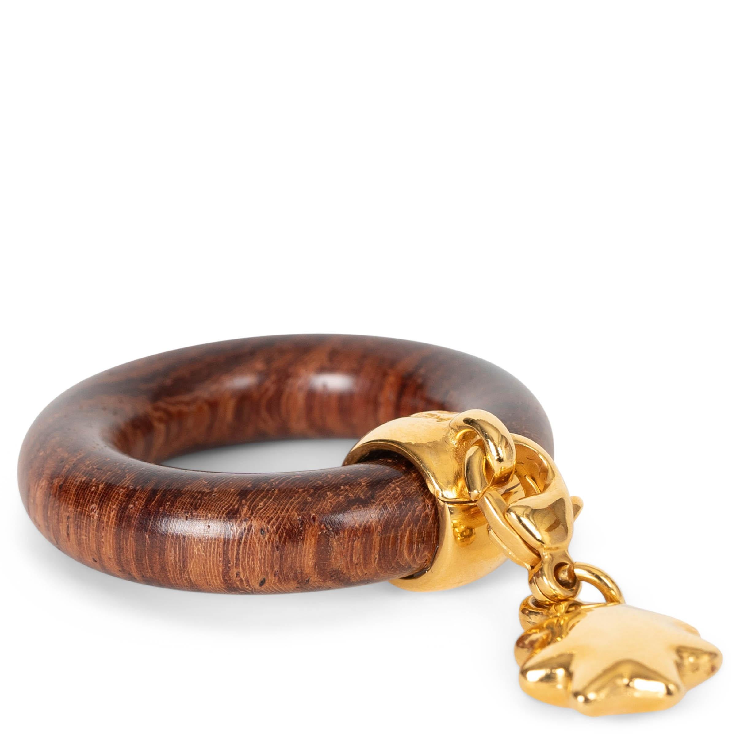 Cette bague d'écharpe en bois Hermès Star Comet, 100% authentique, de couleur marron, apporte une touche unique et naturelle à votre style d'écharpe. Fabriqué en bois fin, il est doté d'un charme détachable plaqué or pour plus d'élégance. Parfait