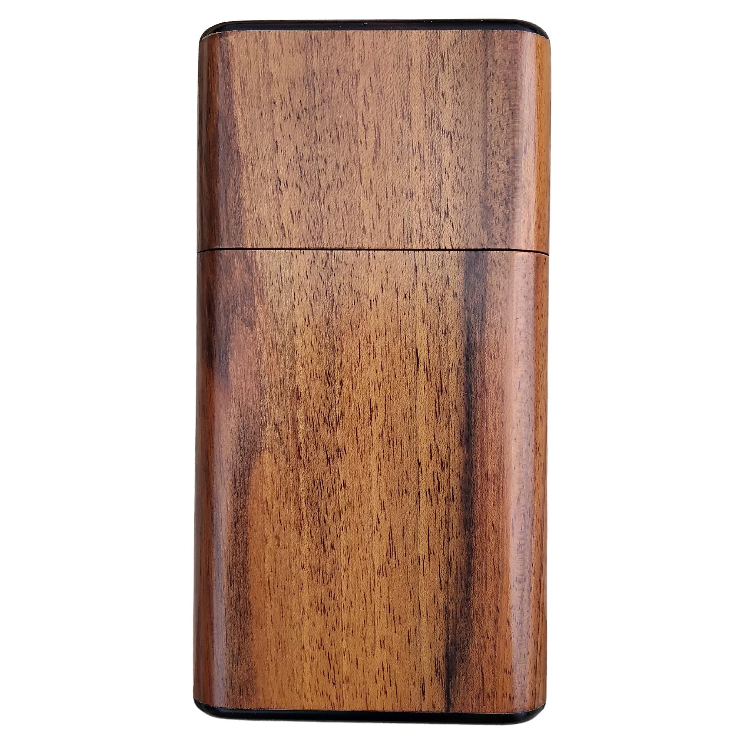 Äußerst seltenes authentisches Hermès Zigarrenetui

Aus Holz, verziert mit 4 ineinandergreifenden goldenen Jagdhörnern auf der Vorderseite

Ein Deckel öffnet sich zu 2 separaten Räumen, die jeweils 2 kleine Zigarren aufnehmen können. Jedes Feld ist