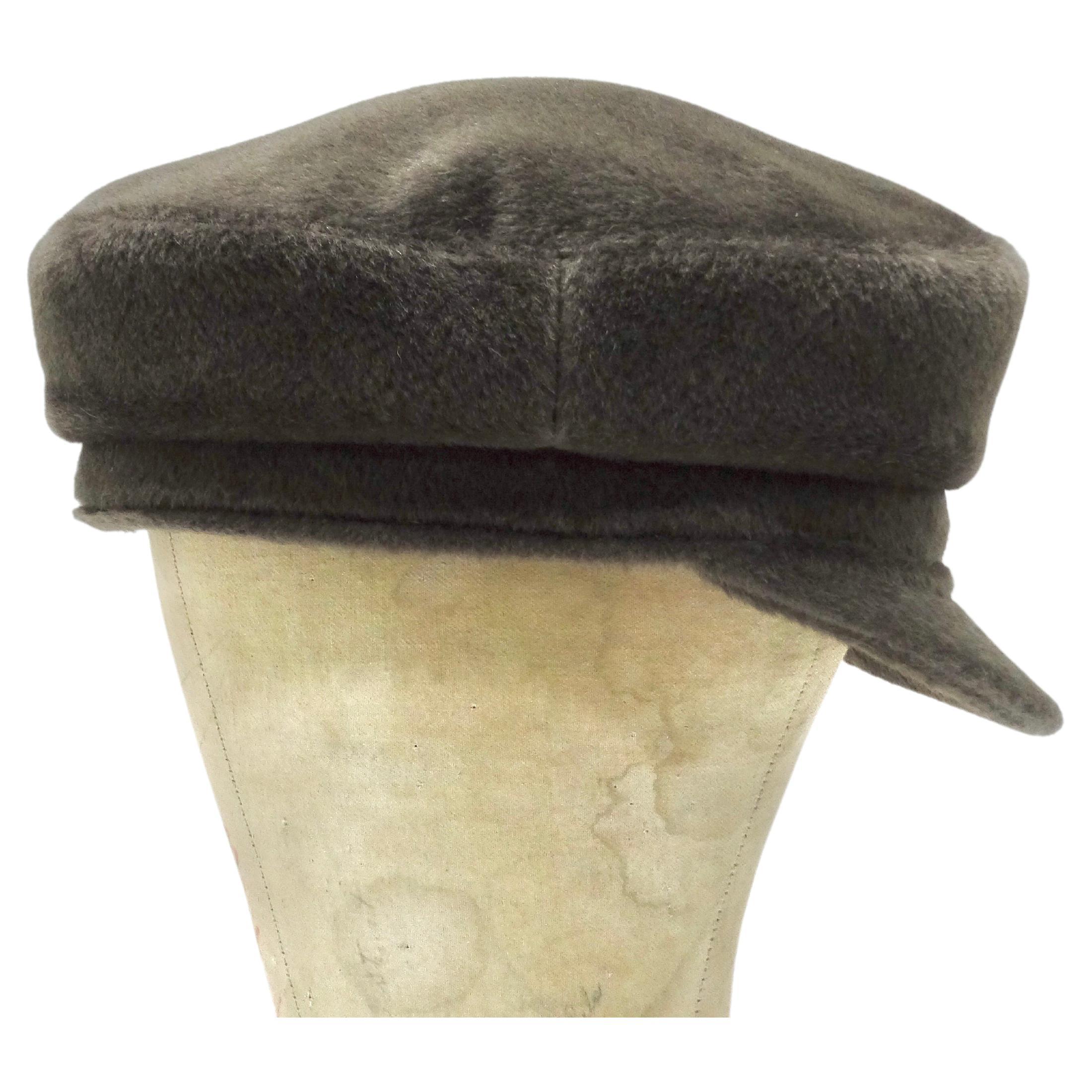 Commandez votre garde-robe avec ce chapeau de pêcheur en laine Hermès. Ce chapeau en laine et soie mélangées est parfait pour les festivités d'hiver et d'automne. Il vous offrira la chaleur et le confort dont vous avez besoin pour les mois d'hiver,