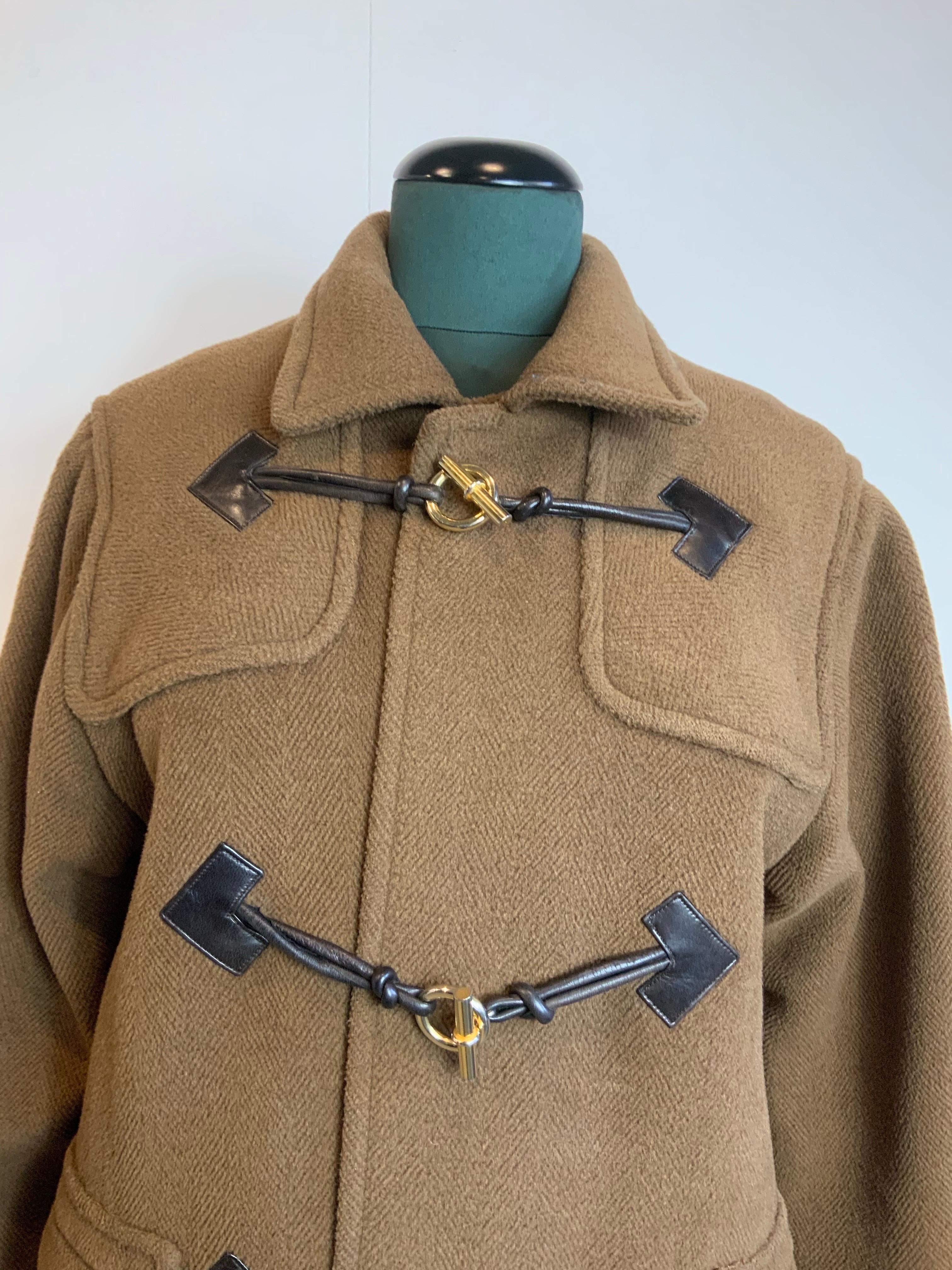 Cappotto Hermes Montgomery.
100% lana. Foderato.
Dettagli in pelle di agnello.
Hardware dorato ma leggermente ossidato.
Manca l'etichetta della taglia ma corrisponde a una M internazionale.
Spalle 44 cm
Busto 46 cm
Lunghezza 94 cm
Manica 60