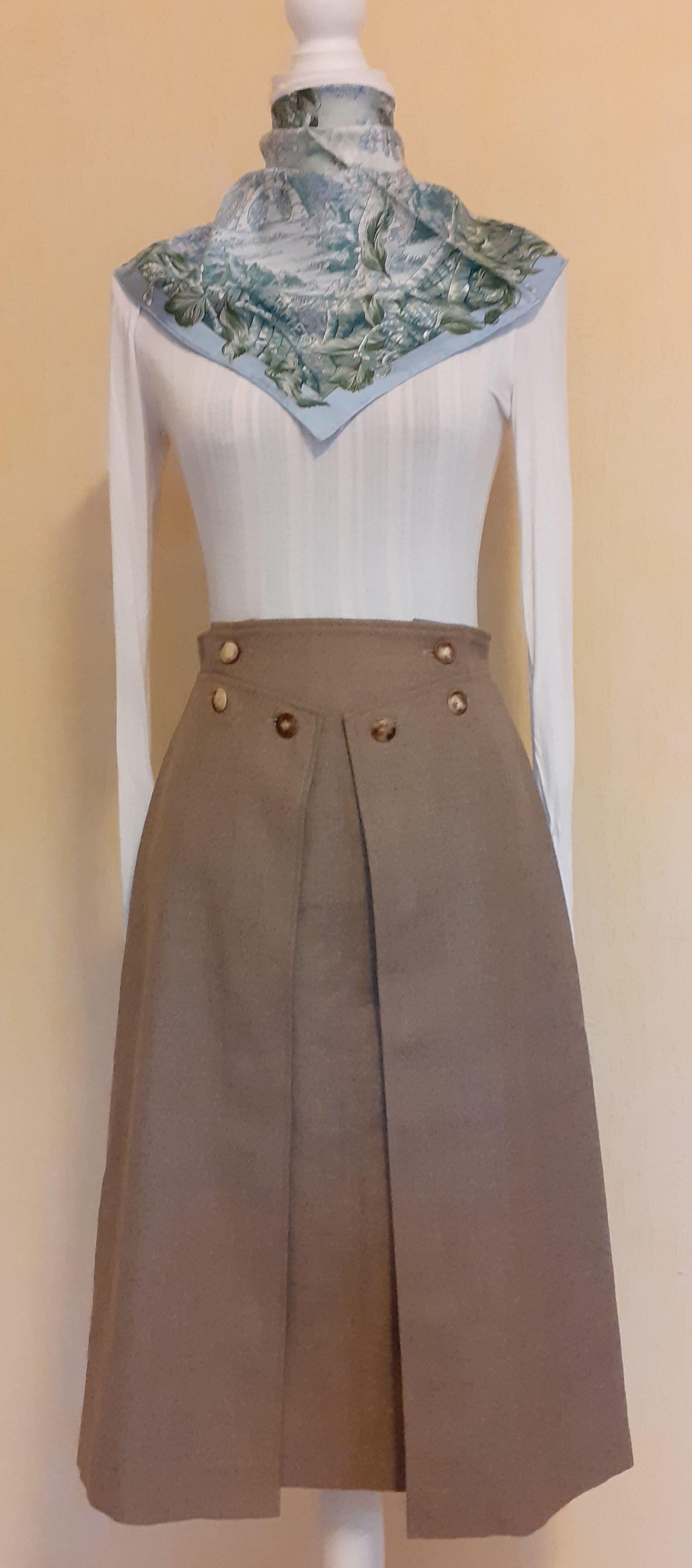 Hermès Wrap Skirt in Woll and Cashmere Size 36 Small For Sale 12