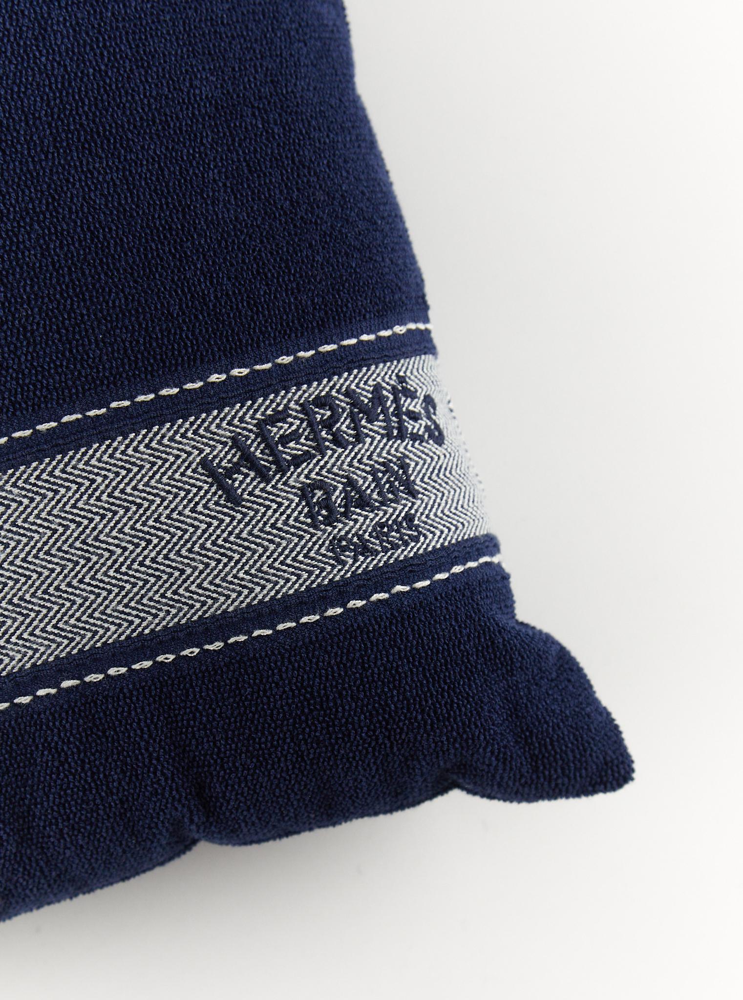 Hermès Strand-Kissen aus 100% Baumwolle

Hypoallergene Polyesterfüllung 

Abmessungen: 40 x 24 cm 

Hergestellt in Frankreich

