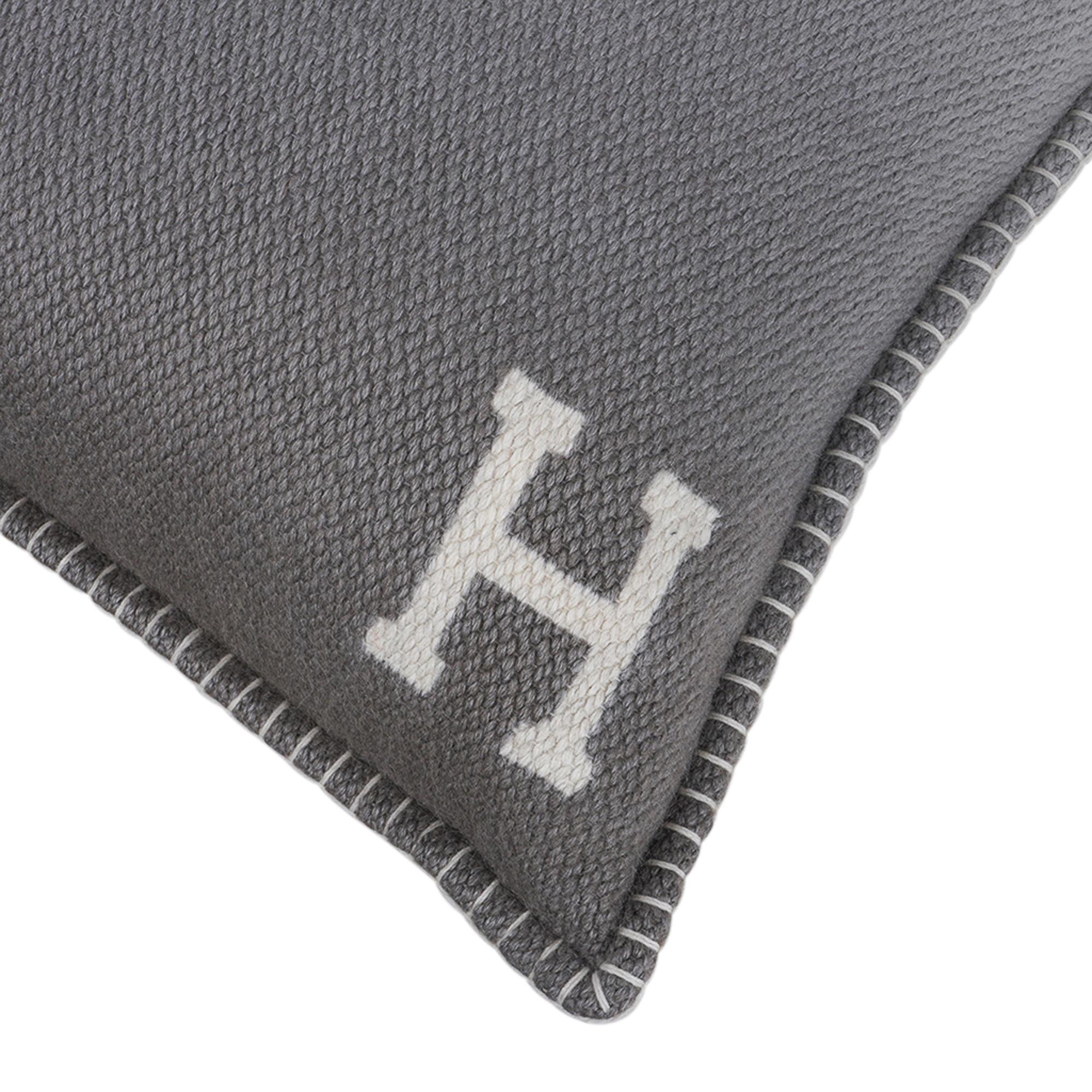Mightychic offers an Hermes Yak n' Dye pillow featured in an Ombre finish.
Soft hand spun Tibetan Yak with Gris Ombre on front and Naturel Ombre on rear.
Subtle H on corner.
Cocotte stitch on edges.
Hidden zip.
Please see the matching Yack 'n Dye