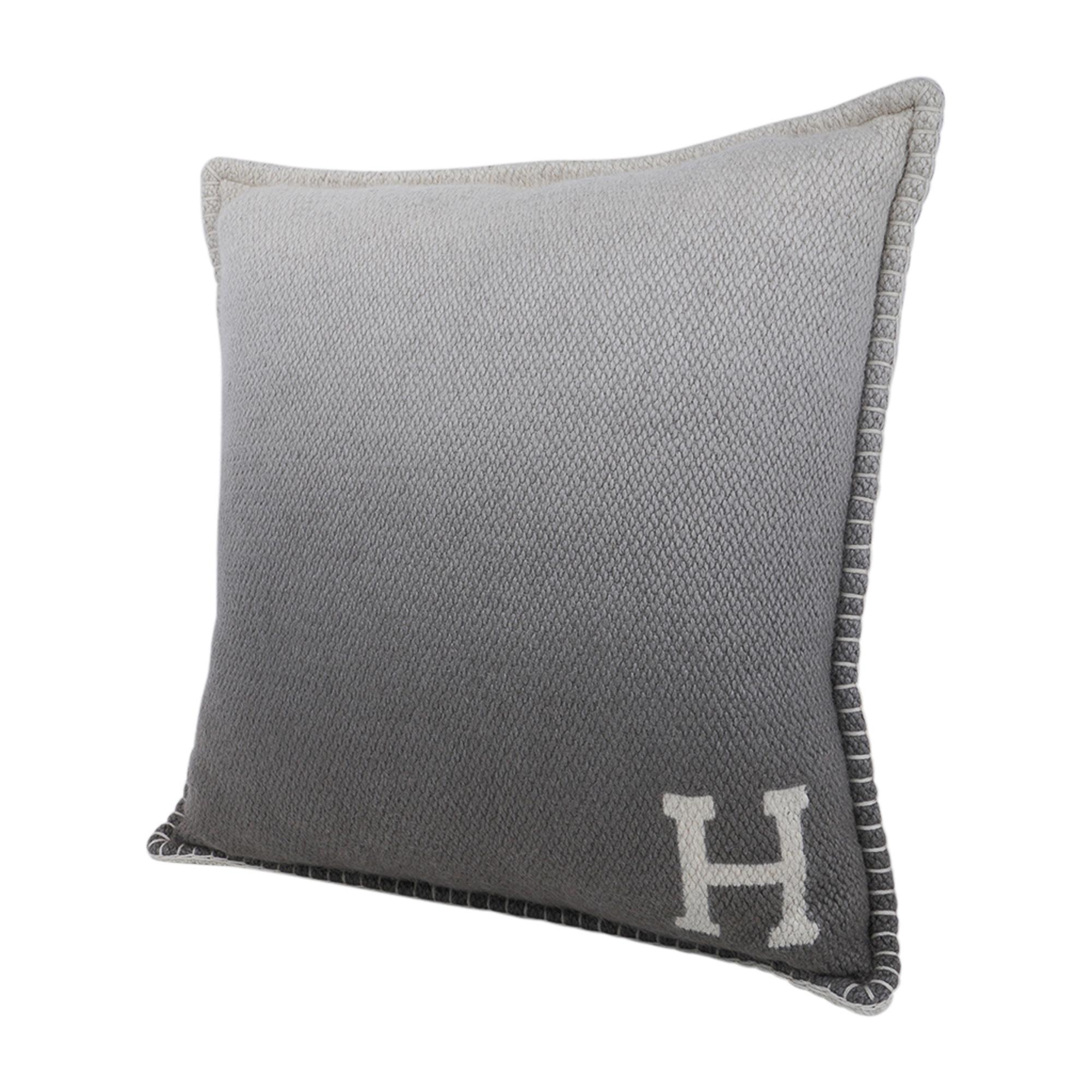 Hermes Yack n' Dye Ombre Pillow Gris / Naturel In New Condition For Sale In Miami, FL