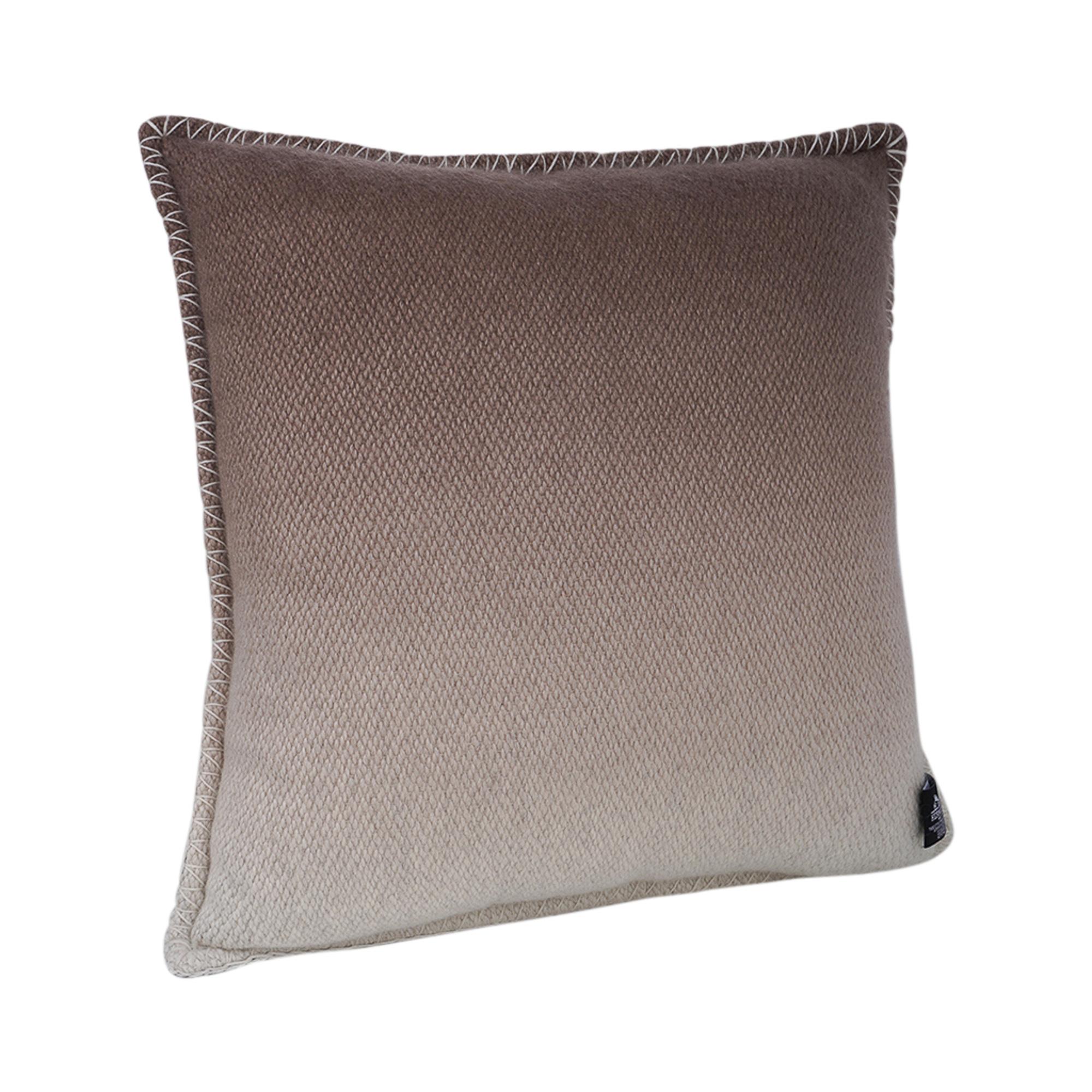 Hermes Yack n' Dye Ombre Pillow Gris / Naturel For Sale 1