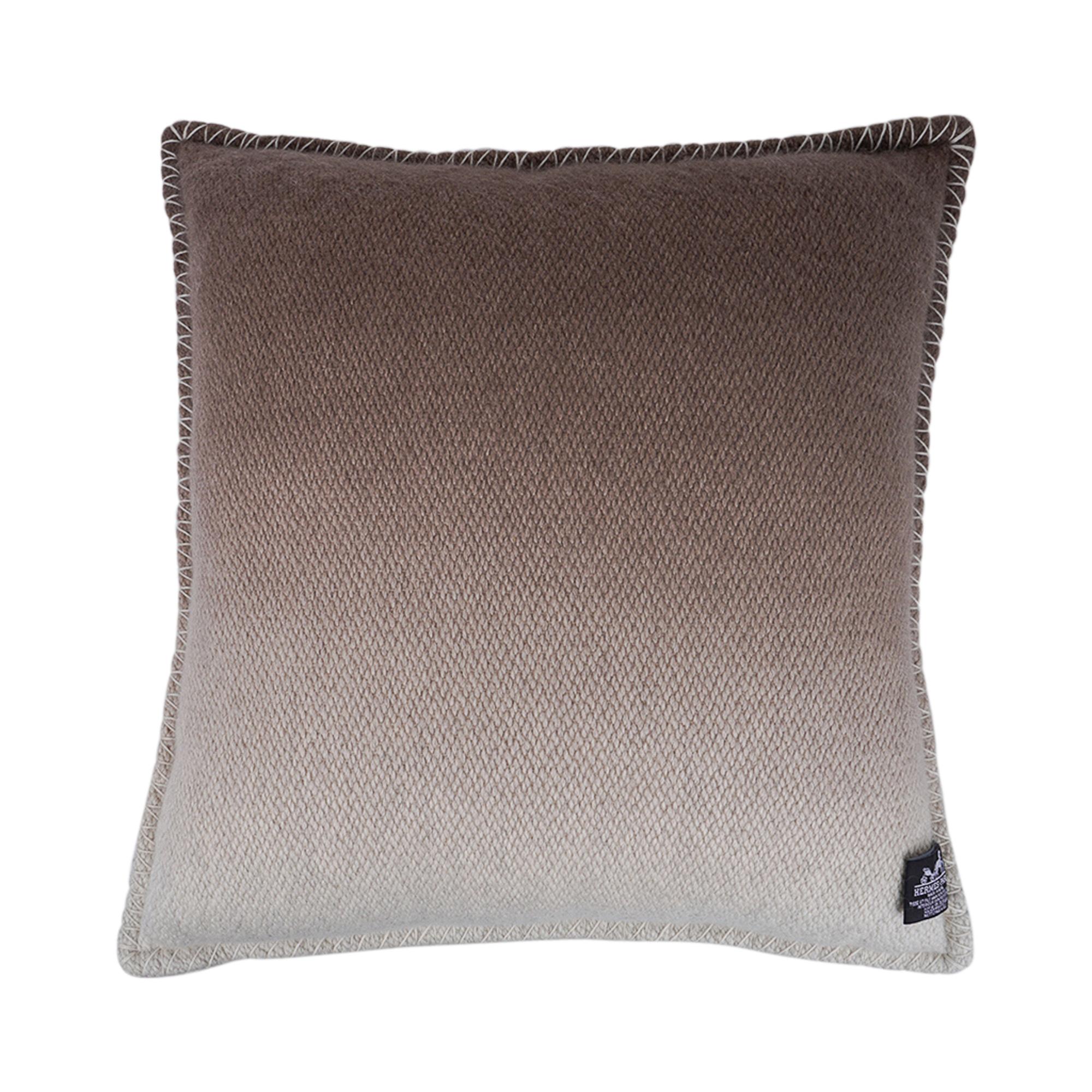 Hermes Yack n' Dye Ombre Pillow Gris / Naturel For Sale 2