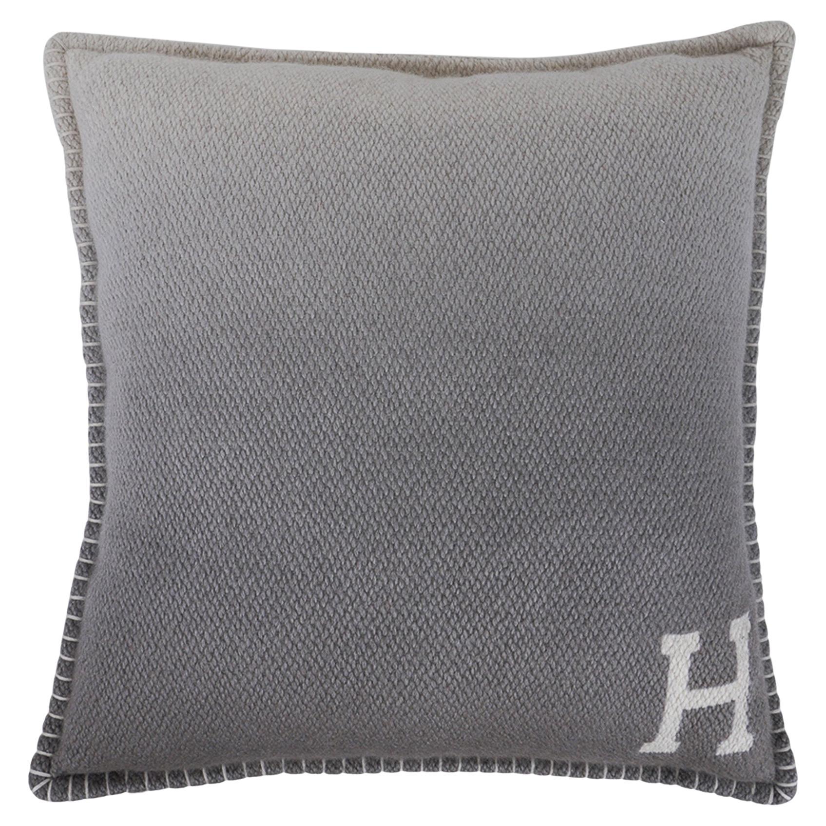Hermes Yack n' Dye Ombre Pillow Gris / Naturel For Sale