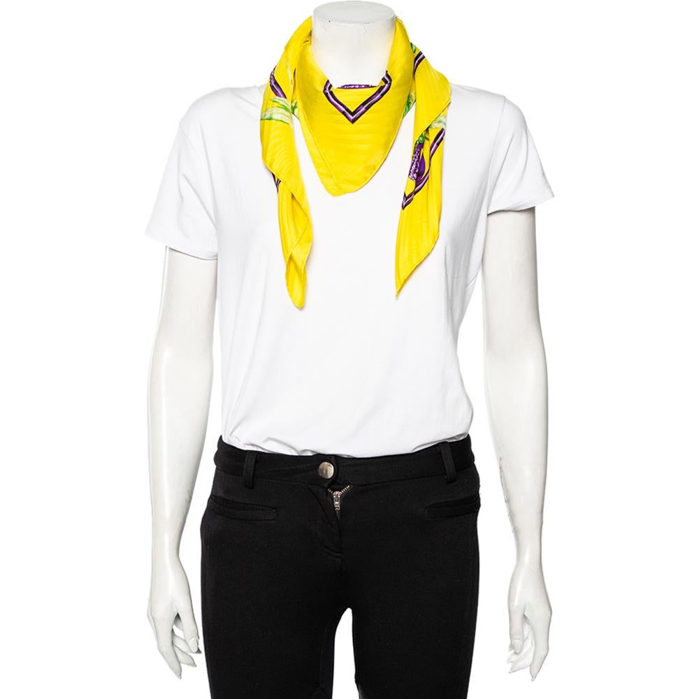 Dive into the world of fashion with this scarf from Hermes. This yellow scarf will fit in your casual repertoire all round the year. Ace the styling game and set goals for everyone else by donning this silk scarf.