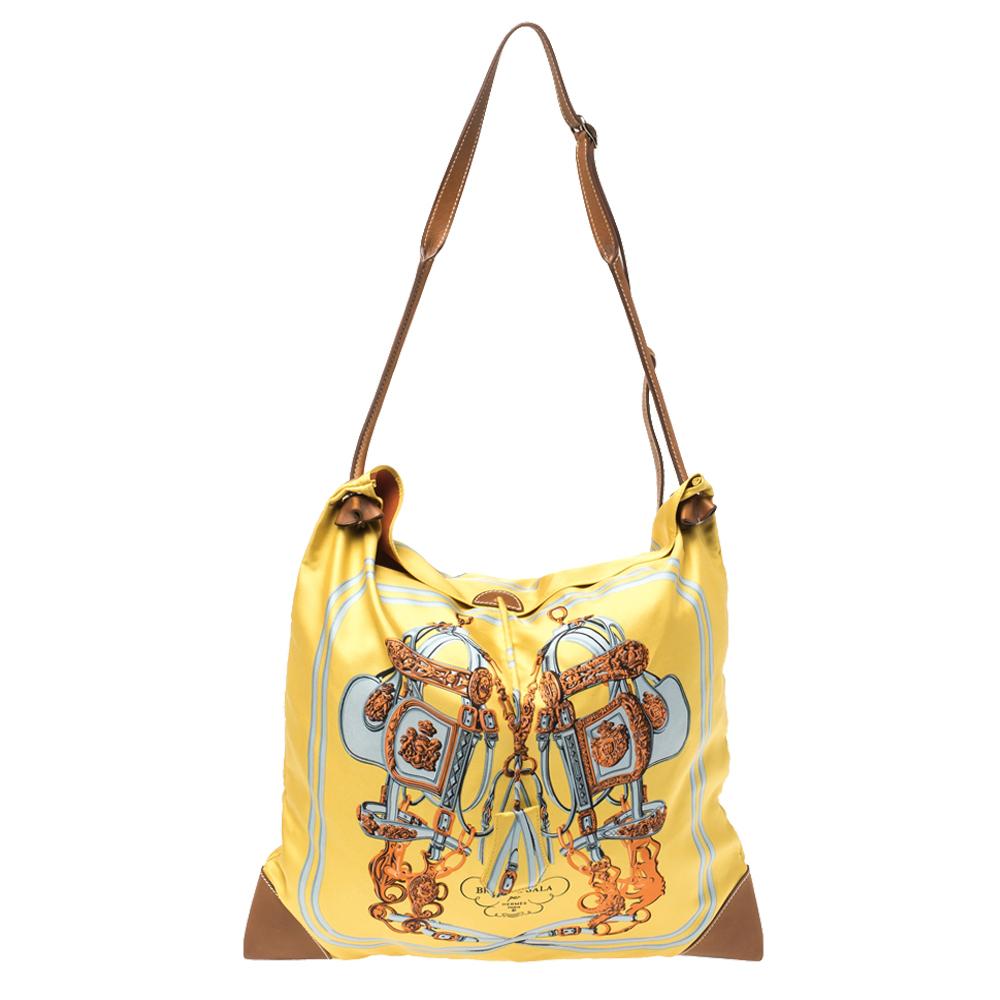 Brides de Gala is an iconic design that features two magnificent bridles, one opposite the other. It was first envisioned by Hugh Grygkar in 1957 and proved to be a best seller for Hermès, being re-edited many times. This Silky City bag features the