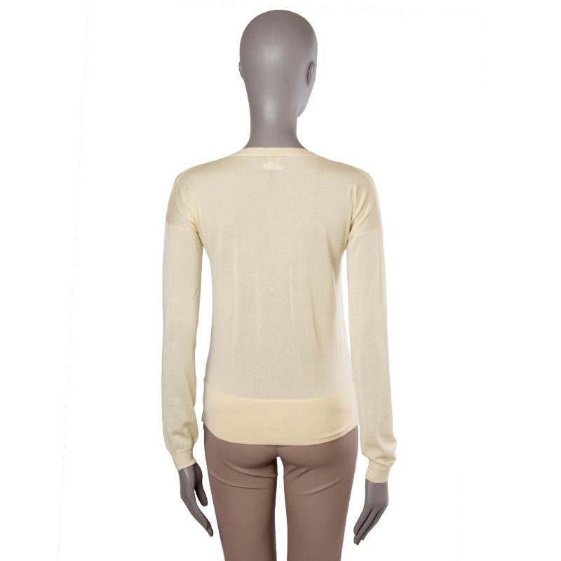 Hermes buttoned sweater in vanilla and white cashmere (100%) with raglan sleeves. Sleeve measurements taken from the neck. Two front open pockets. Has been worn and is in excellent condition.

Tag Size 34
Size XXS
Waist To 84cm (32.8in)
Hips To 64cm