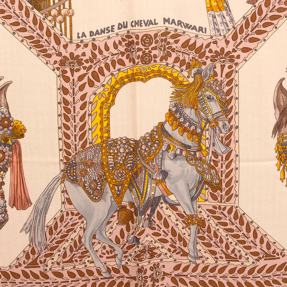 Châle 100% authentique Hermès 'La Danse du Cheval Marwari 140' par Annie Faivre en cachemire blanc (65%) et soie (35%) avec bordure jaune vif et détails en rose, bleu, brun et taupe. A été porté et est en excellent état.

Mesures
Largeur	140cm