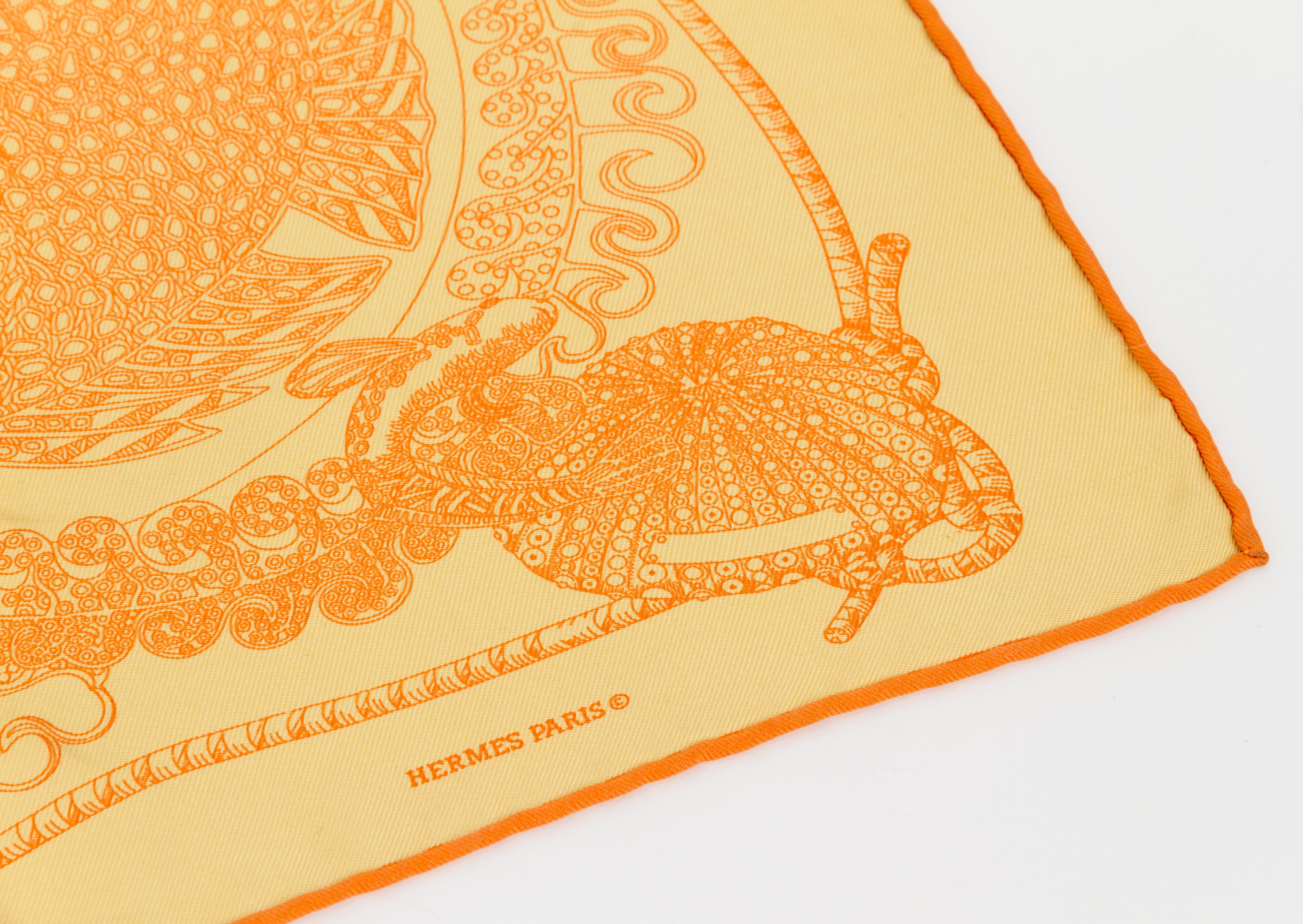 Foulard Hermès pochette poisson jaune et orange avec bords roulés à la main. Étiquette d'entretien originale.