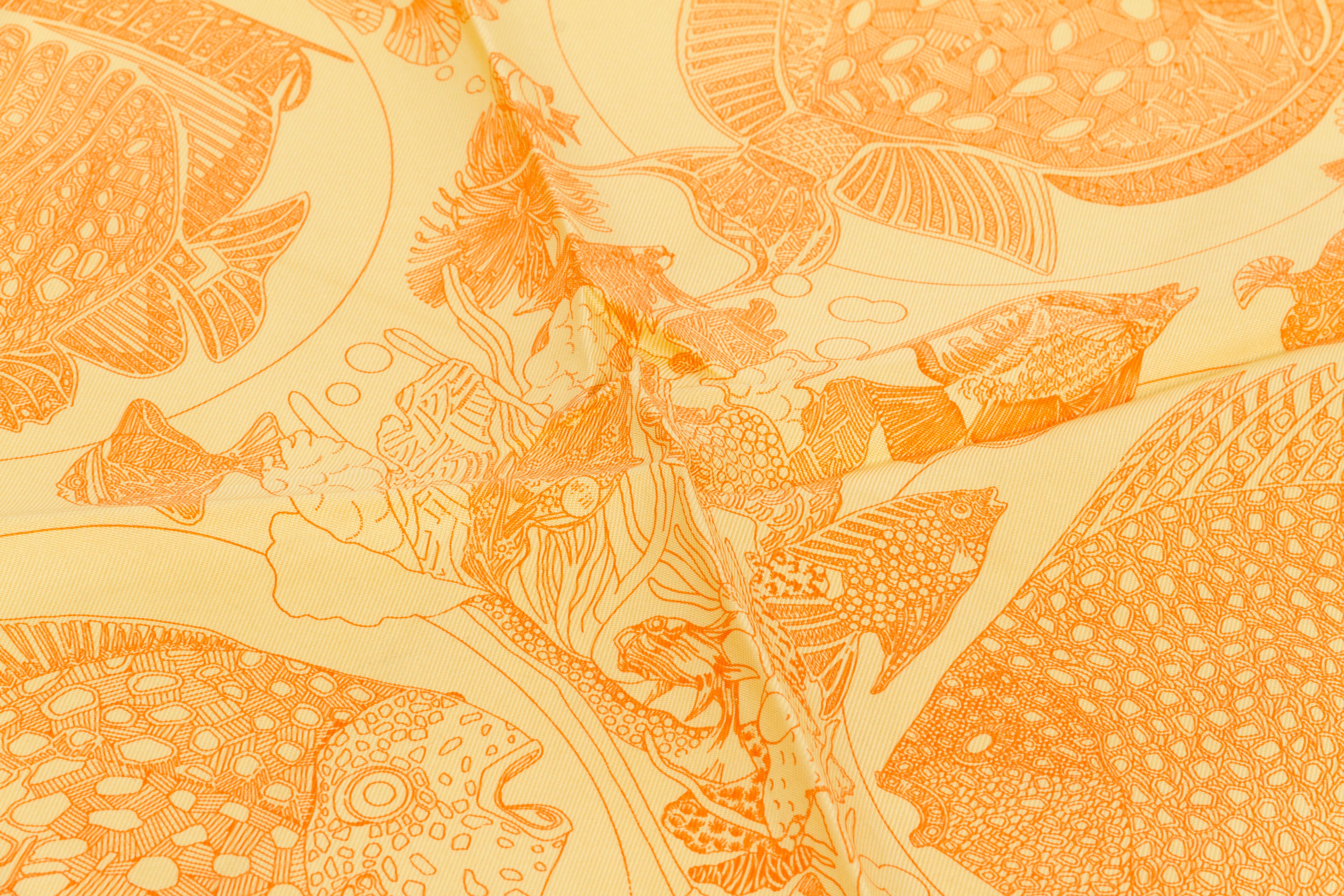 Hermès - Écharpe en sergé de soie jaune en forme de poisson Bon état - En vente à West Hollywood, CA