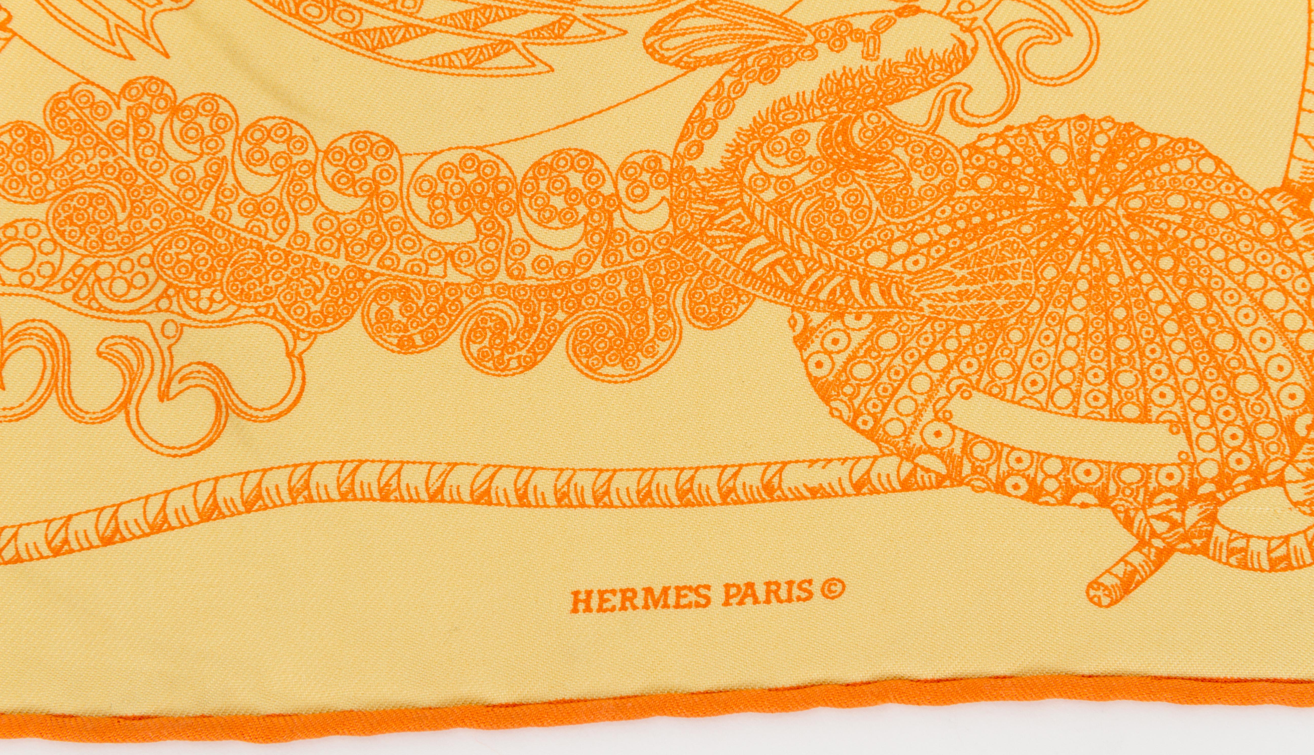 Hermès - Écharpe en sergé de soie jaune en forme de poisson Pour femmes en vente