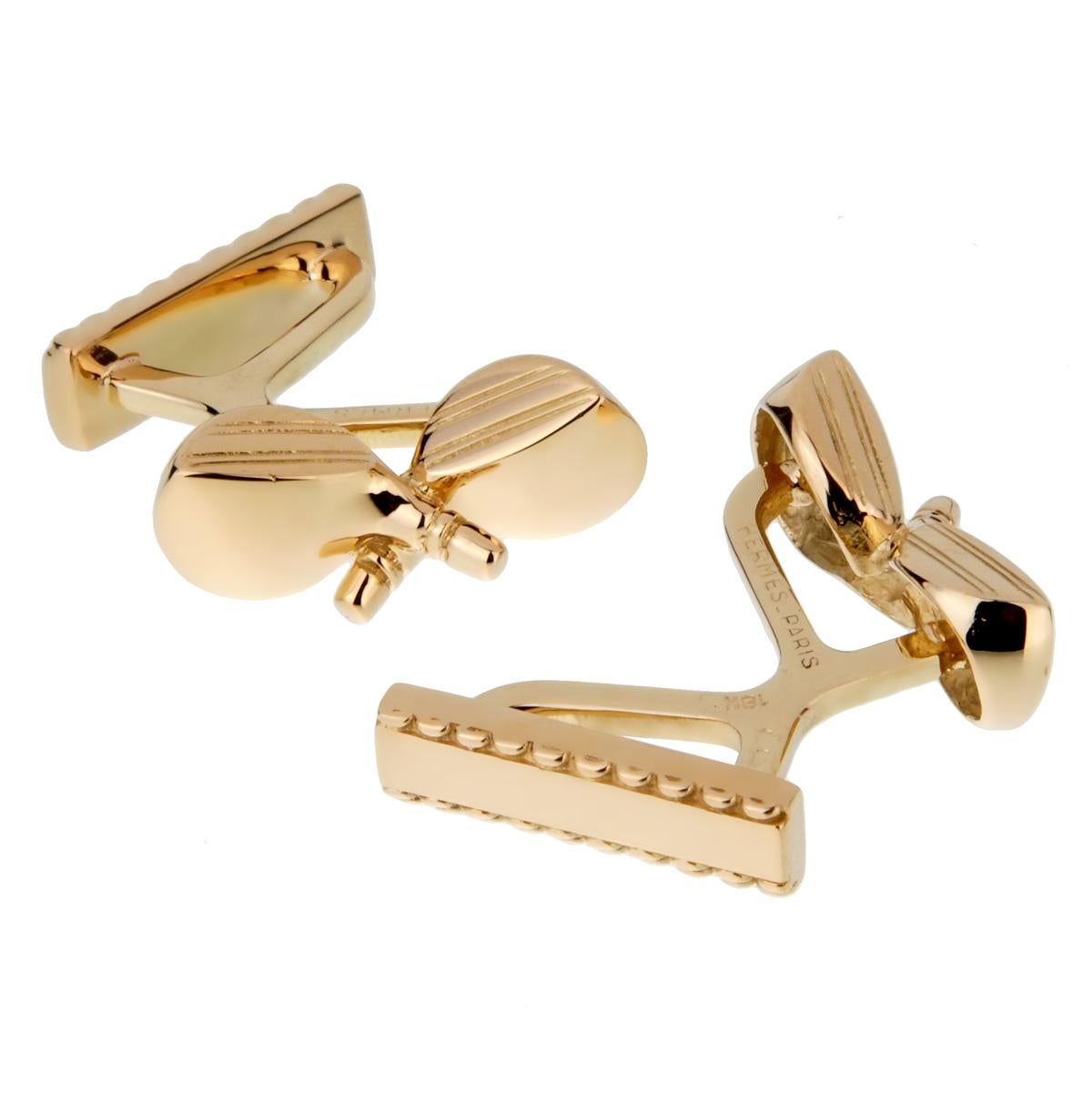 A fabulous pair of Hermes Paris yellow gold cuff links crafted in 18k yellow gold. The cuff links have a weight of 15.8 grams.

