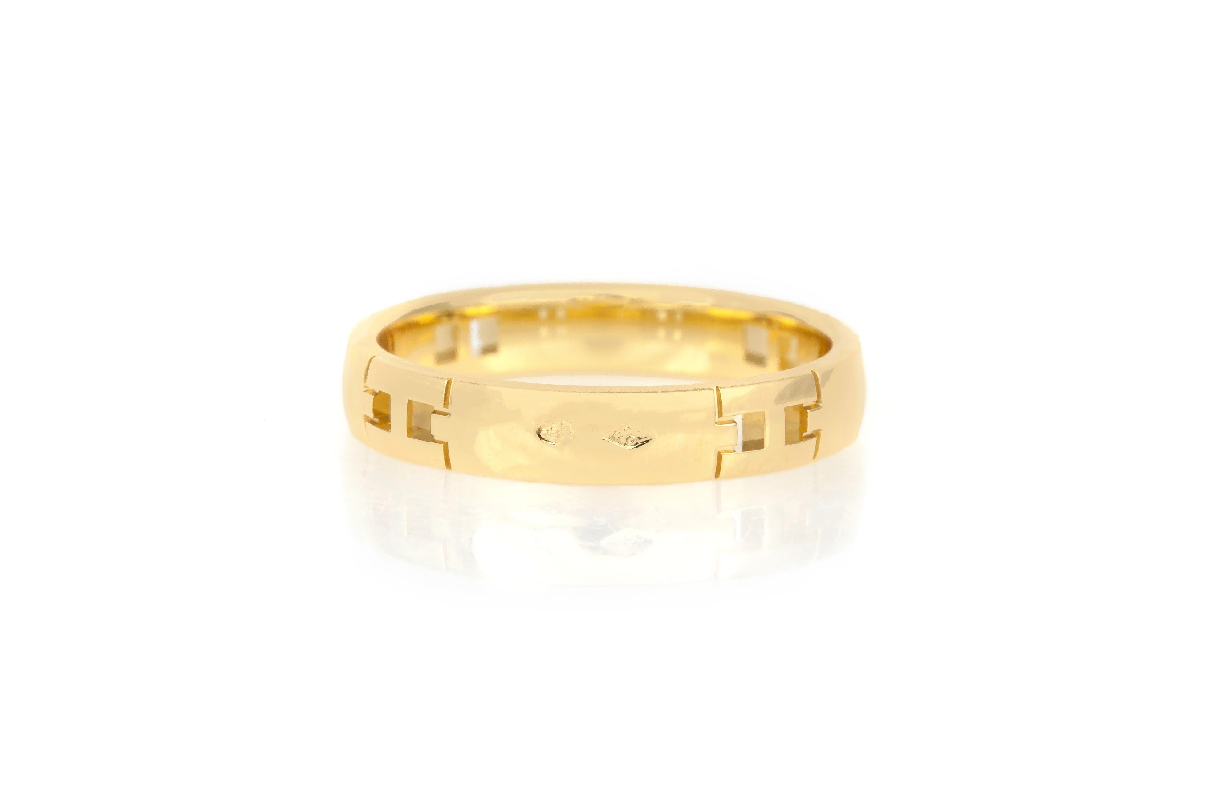 Finement réalisé en or jaune 18 carats avec 11 diamants ronds de taille brillant en forme de 